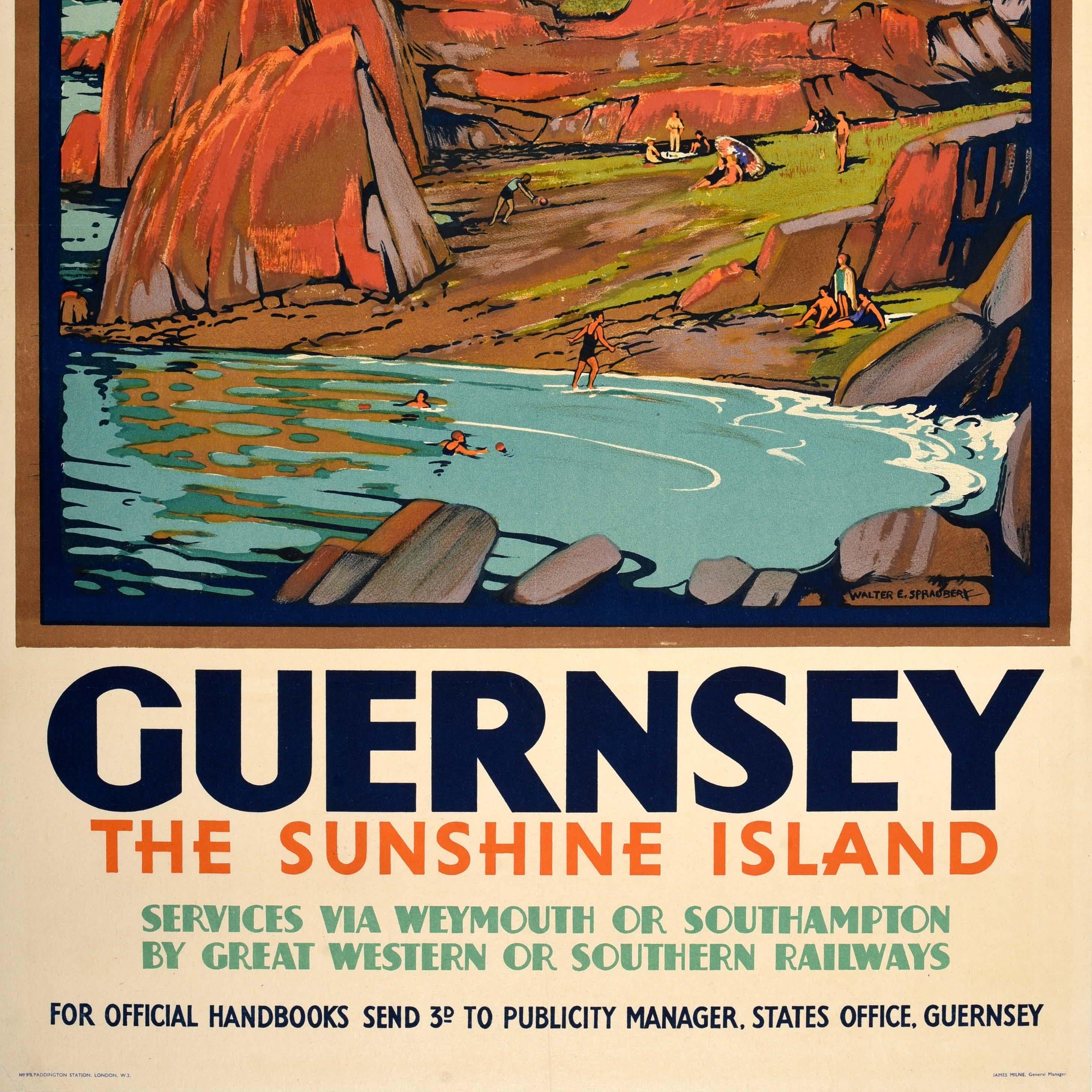 Original Vintage-Zugreiseplakat für die Sonneninsel Guernsey mit farbenfrohem Kunstwerk von Walter E. Spradbery (1889-1969), das Menschen zeigt, die sich einen Tag lang im Gras zwischen Felsen in einer Bucht entspannen und sonnen und im Meer
