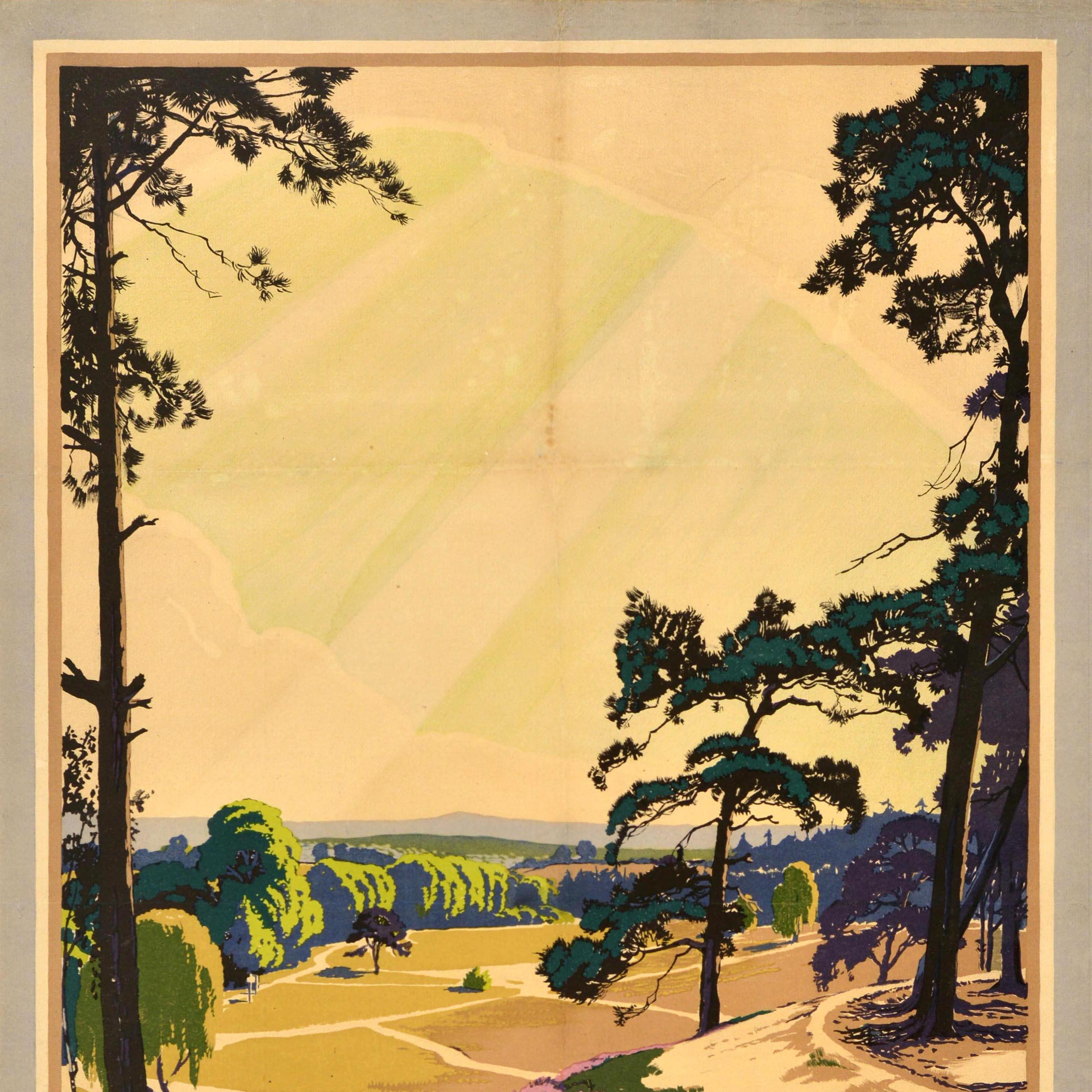 Original Vintage-Reise-Werbeplakat für Southern Electric mit einer malerischen Ansicht von Walter E. Spradbery (1889-1969) einer friedlichen Surrey-Landschaft mit Wegen durch Bäume und Felder, bunten Heideblumen, die auf dem Hügel im Vordergrund