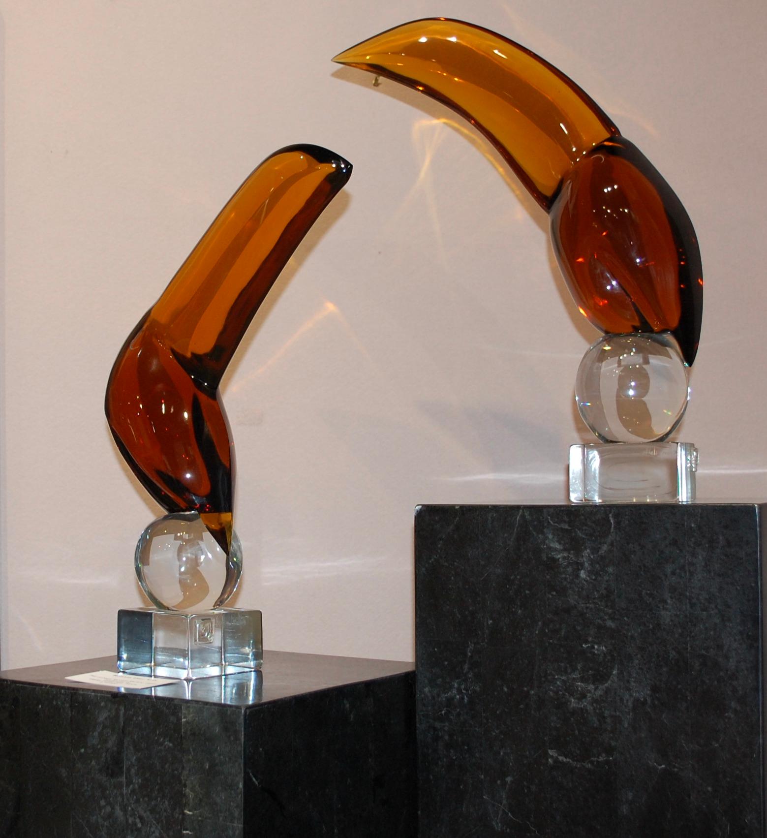 Paire de toucans mâle et femelle en verre de Murano - Sculpture de Walter Furlan