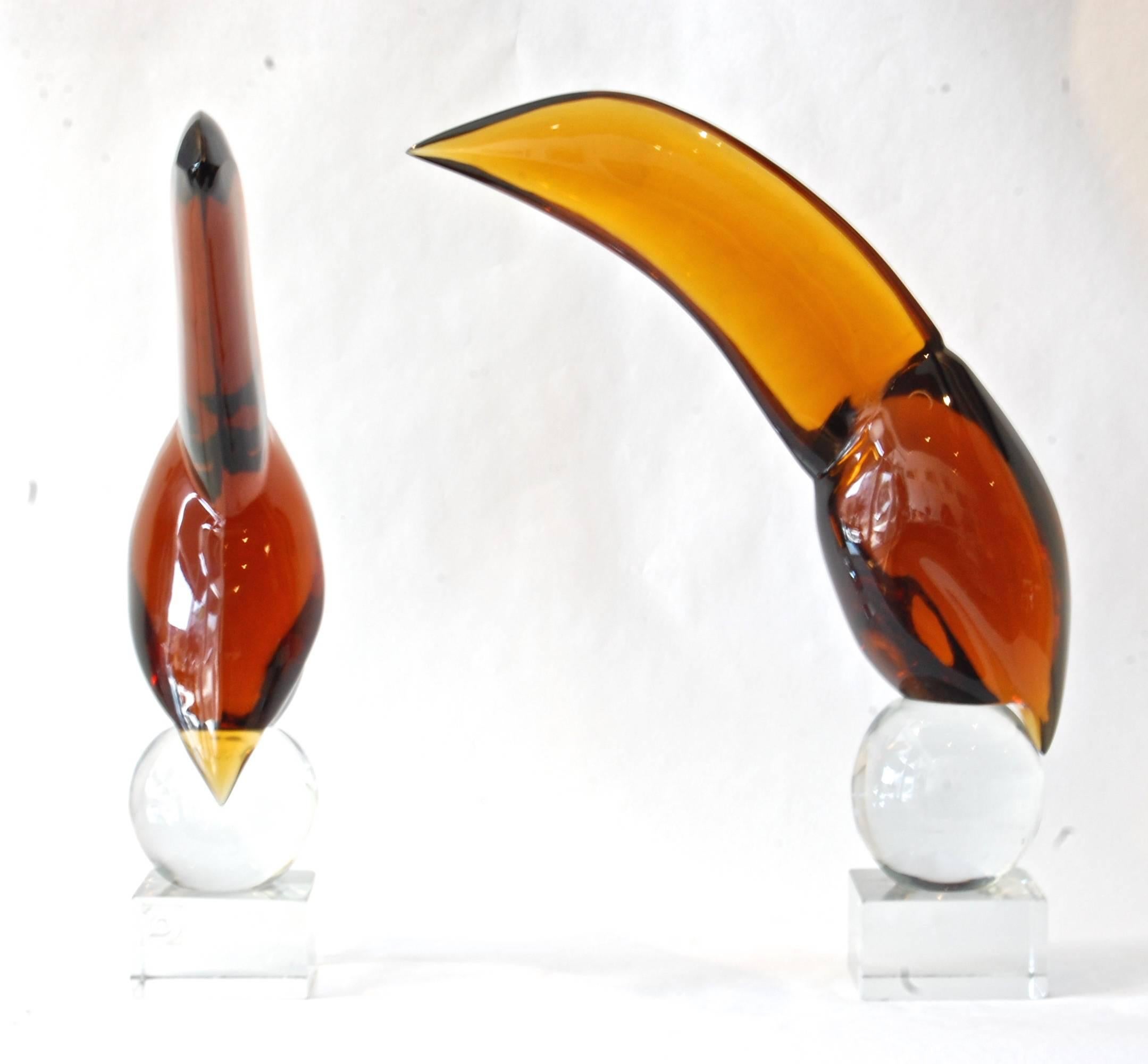 Paire de toucans mâle et femelle en verre de Murano - Marron Figurative Sculpture par Walter Furlan
