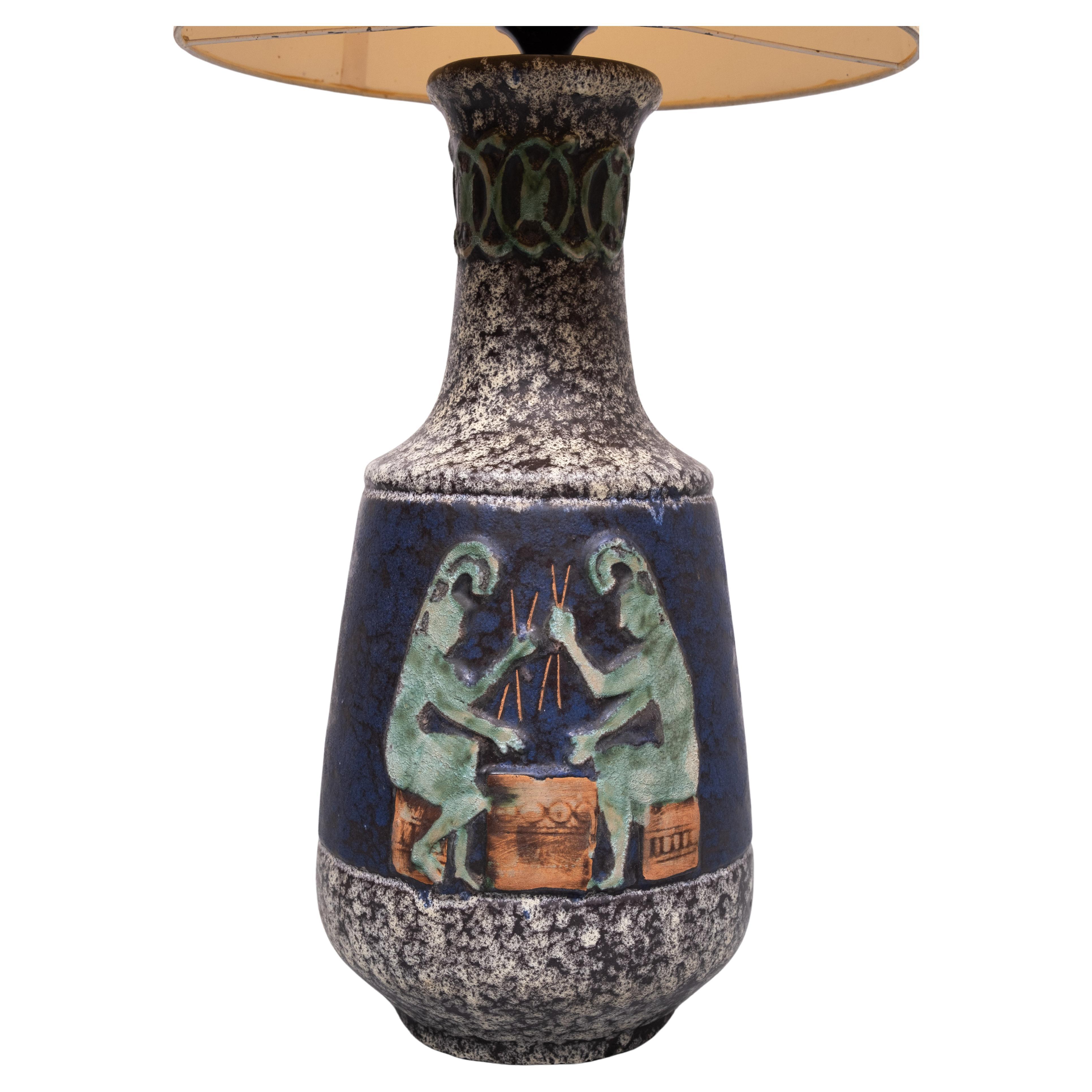 Base de lámpara de pie grande  fabricado por Walter Gerhards KG en la década de 1960. Model No. 1020-40 con decoración en relieve. Raro modelo con motivos de inspiración azteca en ambos lados. Buen estado, sin daños. viene con su pantalla original