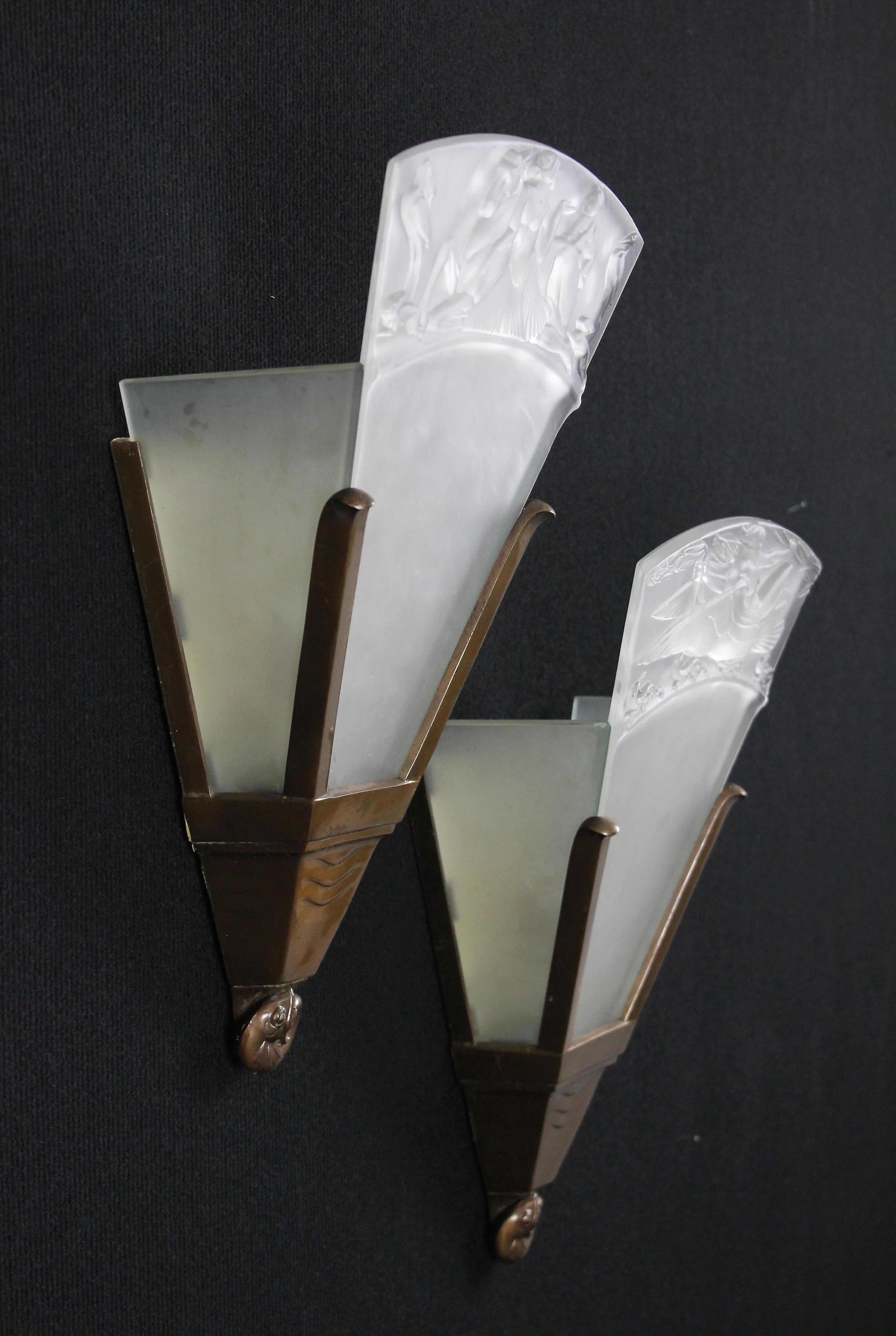 Wonderful set of Art Deco 1930s wall lights.
Made by John Walsh Walsh (1850-1951), design most certainly by Walter Gilbert (1871-1946).
The front glass panels both signed 