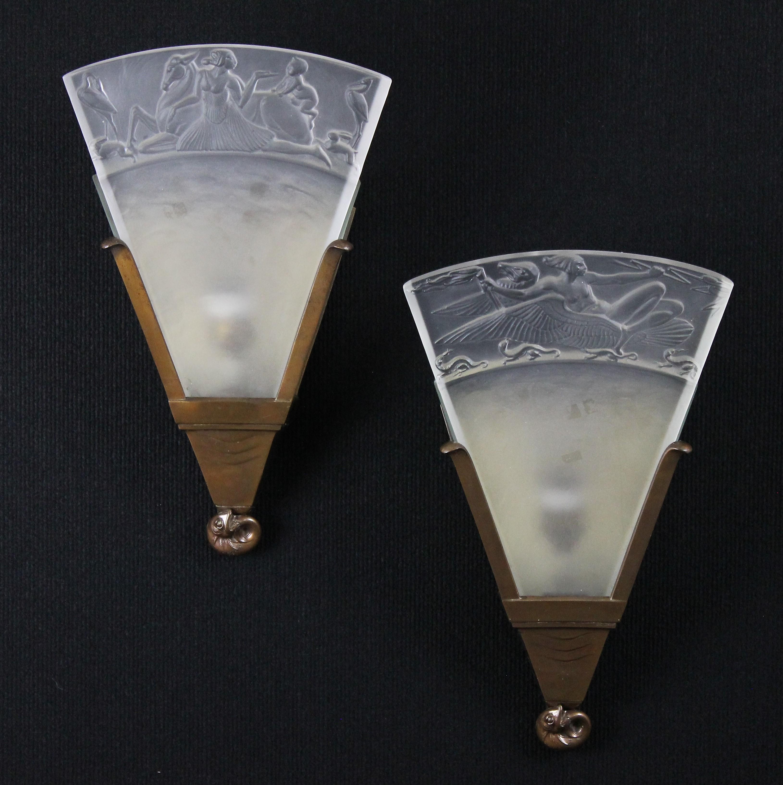 Inglese Walter Gilbert e John Walsh Walsh Coppia di lampade da parete in vetro e bronzo in stile Art Déco in vendita
