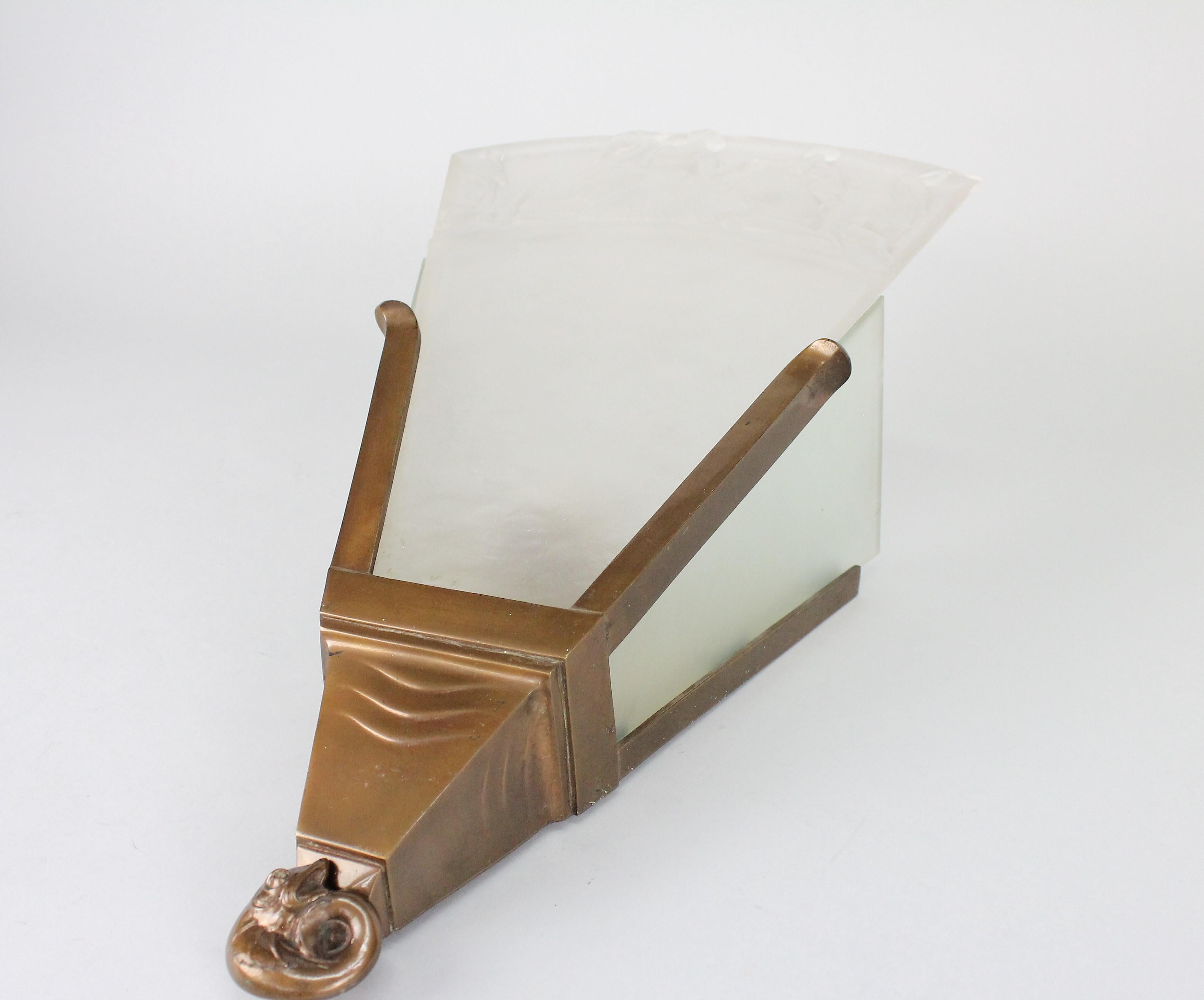 Walter Gilbert e John Walsh Walsh Coppia di lampade da parete in vetro e bronzo in stile Art Déco In condizioni buone in vendita a Skanninge, SE