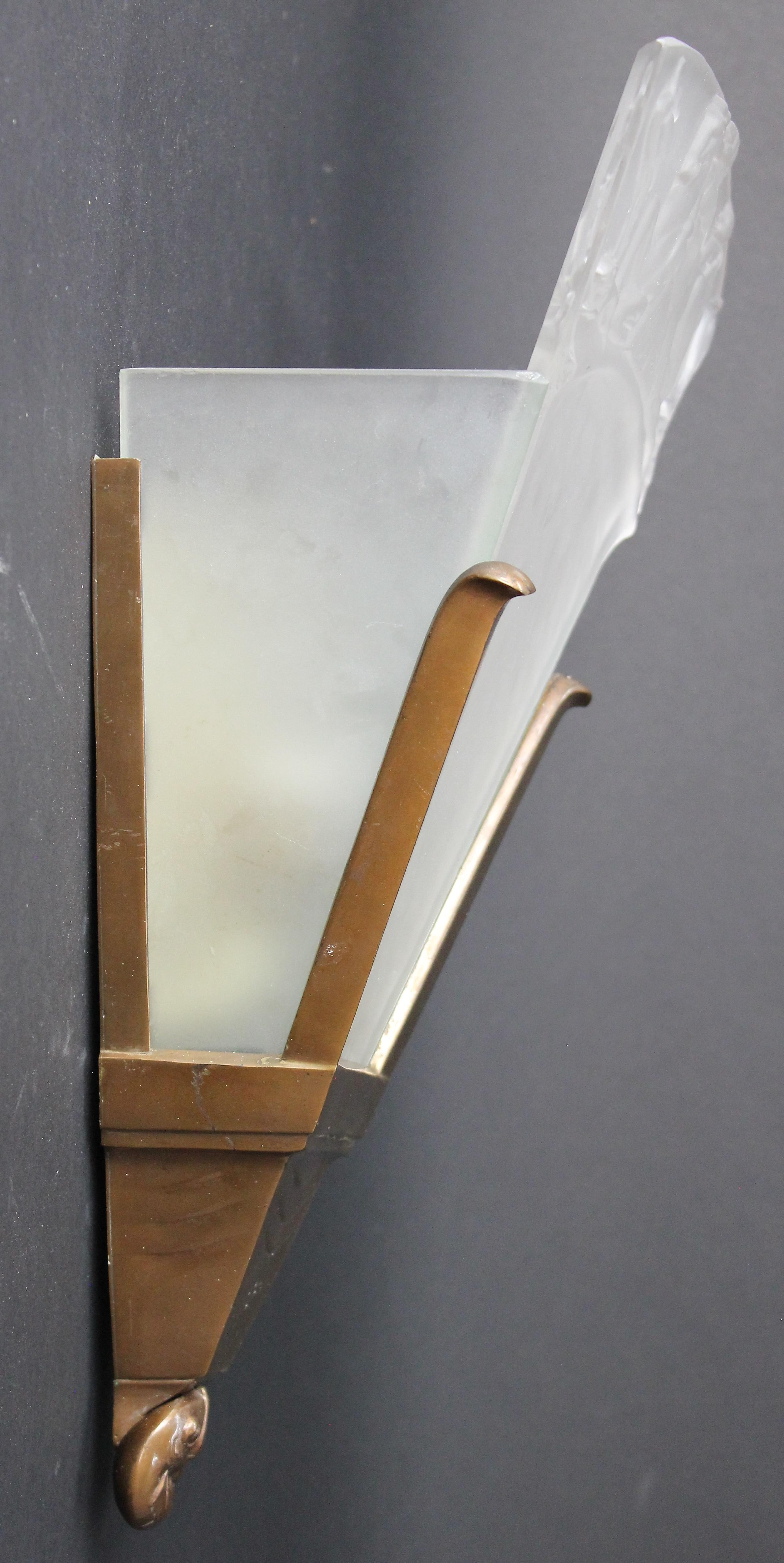 Inizio XX secolo Walter Gilbert e John Walsh Walsh Coppia di lampade da parete in vetro e bronzo in stile Art Déco in vendita