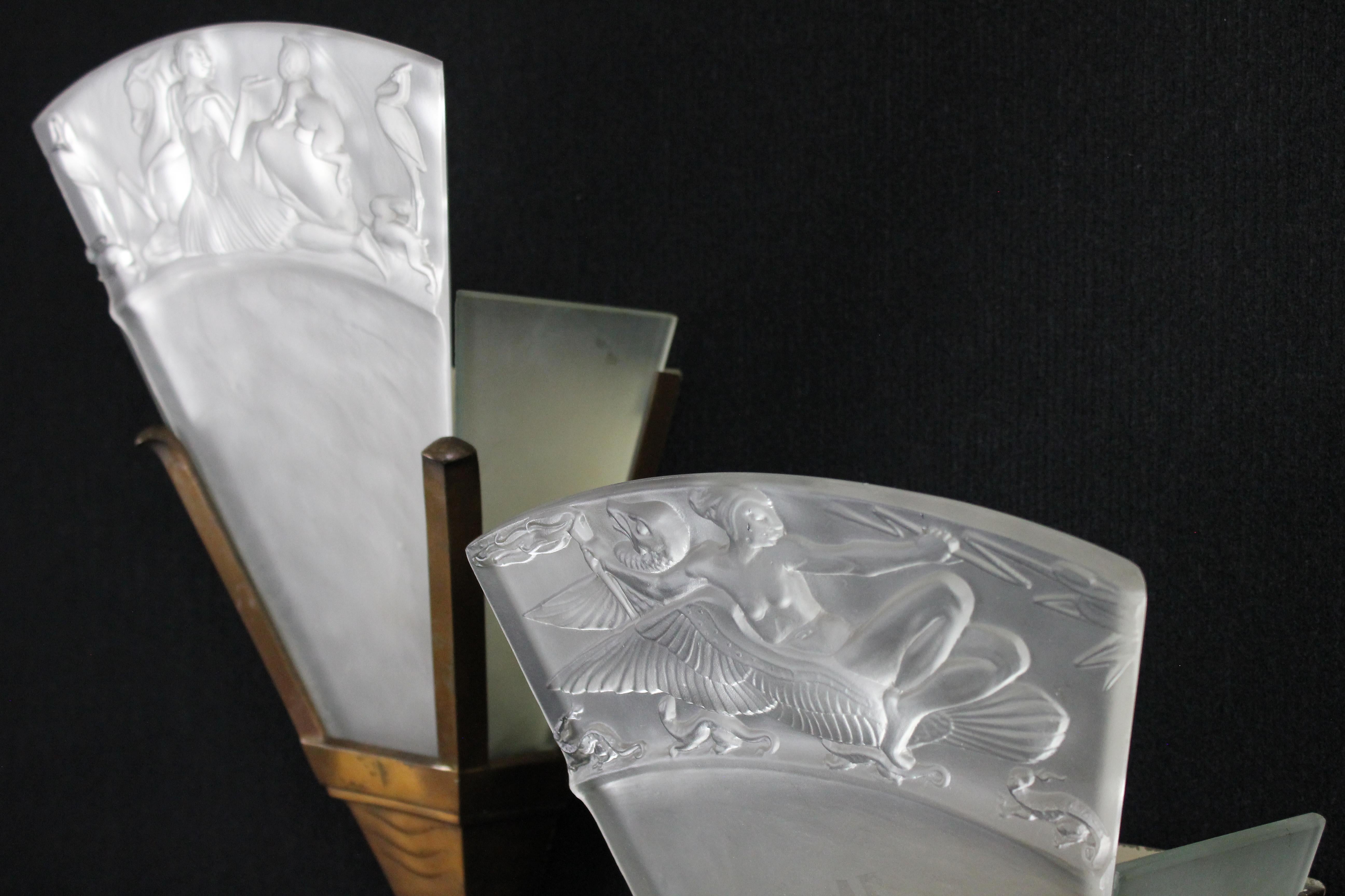 Bronzo Walter Gilbert e John Walsh Walsh Coppia di lampade da parete in vetro e bronzo in stile Art Déco in vendita