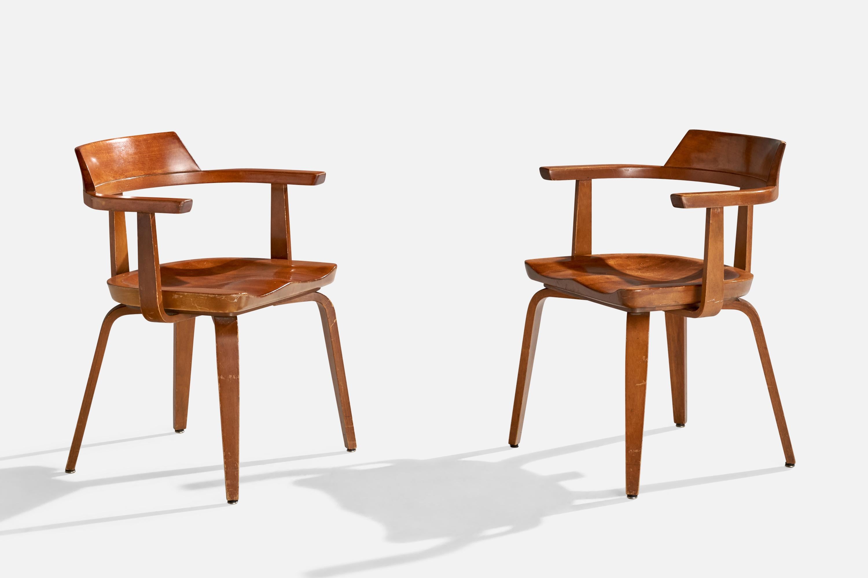 Paire de fauteuils en bouleau conçus par Walter Gropius et produits par Thonet, Autriche, c. C. 1950.

Hauteur du siège : 17,5