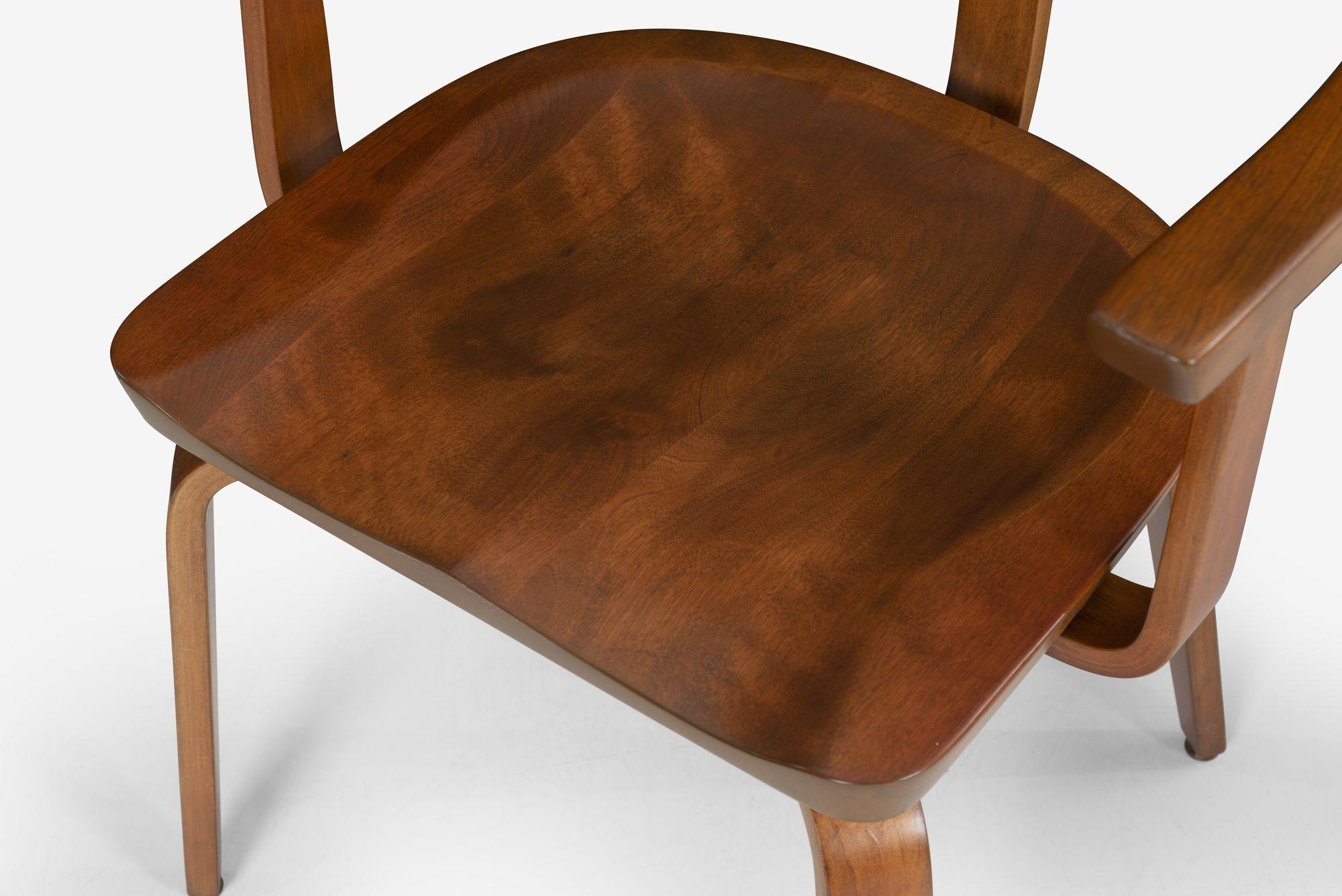 Fauteuils Walter Gropius pour Thonet Ensemble de huit 1951,
Modèle W199 Autriche 1951, Chêne massif Restauré et repeint avec une laque noire.
dimensions :
29½ h × 23 l × 20 p in
Hauteur de l'assise : 17 pouces
