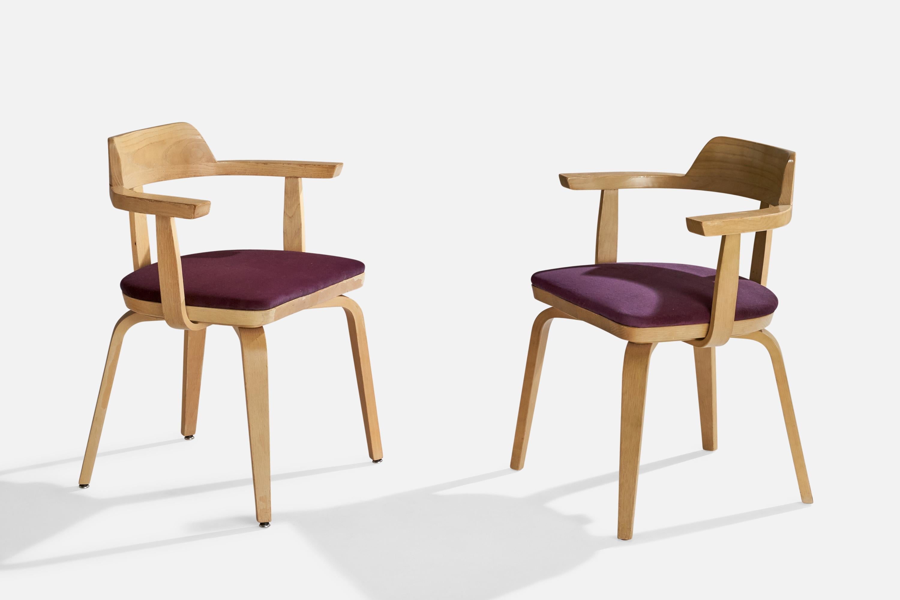 Ein Paar Sessel aus Eichenholz und violettem Samt, entworfen von Walter Gropius 1951, hergestellt von Thonet, Statesville, North Carolina, USA, ca. 1970er Jahre.

Sitze neu gepolstert mit brandneuem Samt.

Abmessungen: 29,5