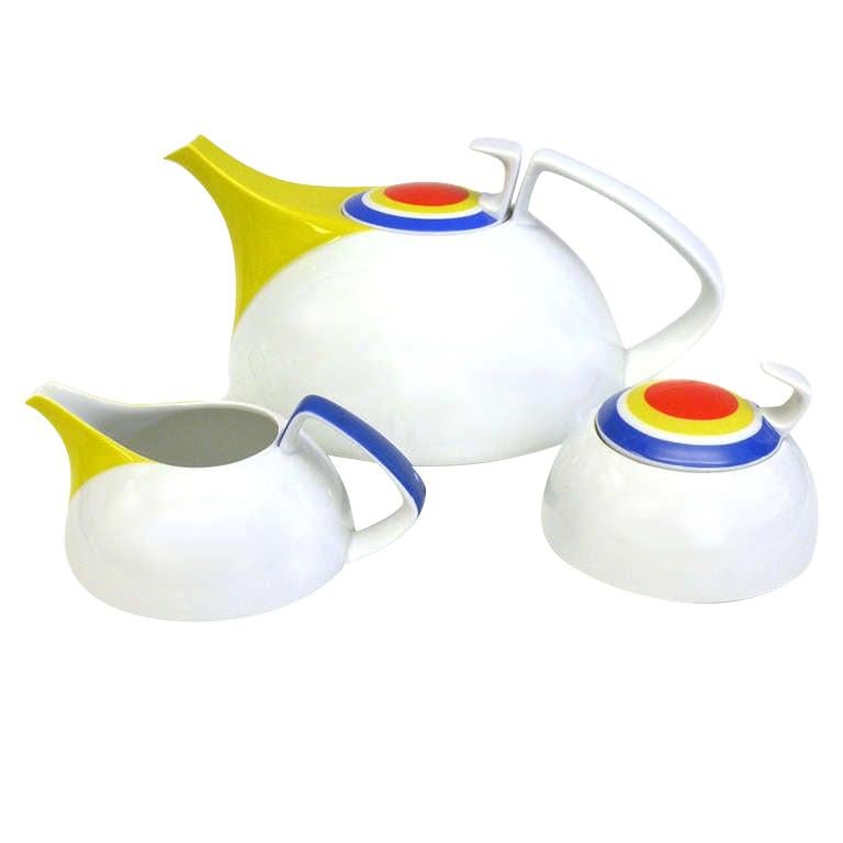 Service à thé allemand pour huit personnes, conçu par Walter Gropius dans les années 1930 et à nouveau par Herbert Bayer pour Rosenthal en 1979.

En excellent état.

Mesures : Assiettes à thé 19 cm de diamètre, théière 12,5 cm de haut