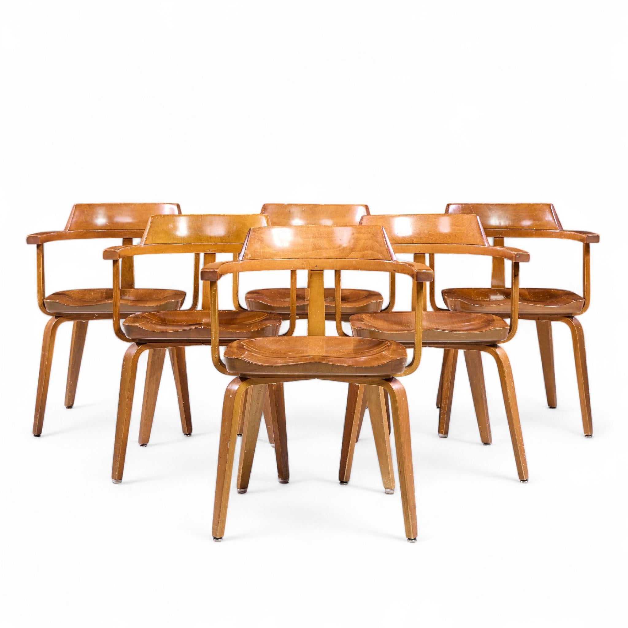 Walter Gropius W199 Bauhaus for Thonet Mid Century Bentwood Chairs - Set of 6

Chaque chaise mesure : 23,5 de large x 20 de profond x 30 de haut, avec une hauteur d'assise de 18 et une hauteur d'accoudoir de 26,5 pouces.

Bon état Vintage - Les