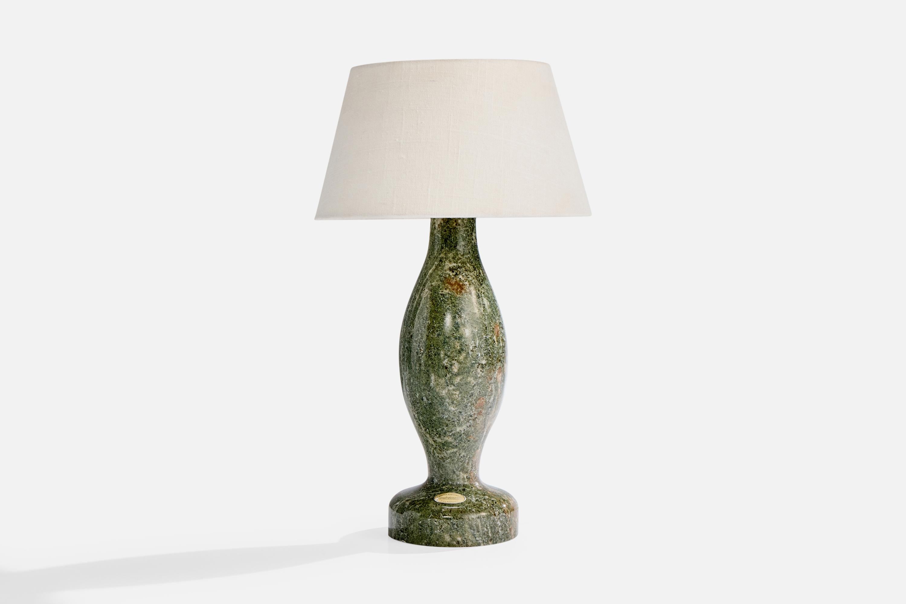 Eine schwedische Tischlampe aus grünem Marmor, entworfen und hergestellt von Walter Gustafsson, Kålmården, Schweden, datiert 1974.

Abmessungen des Schirms (Zoll): 7,25
