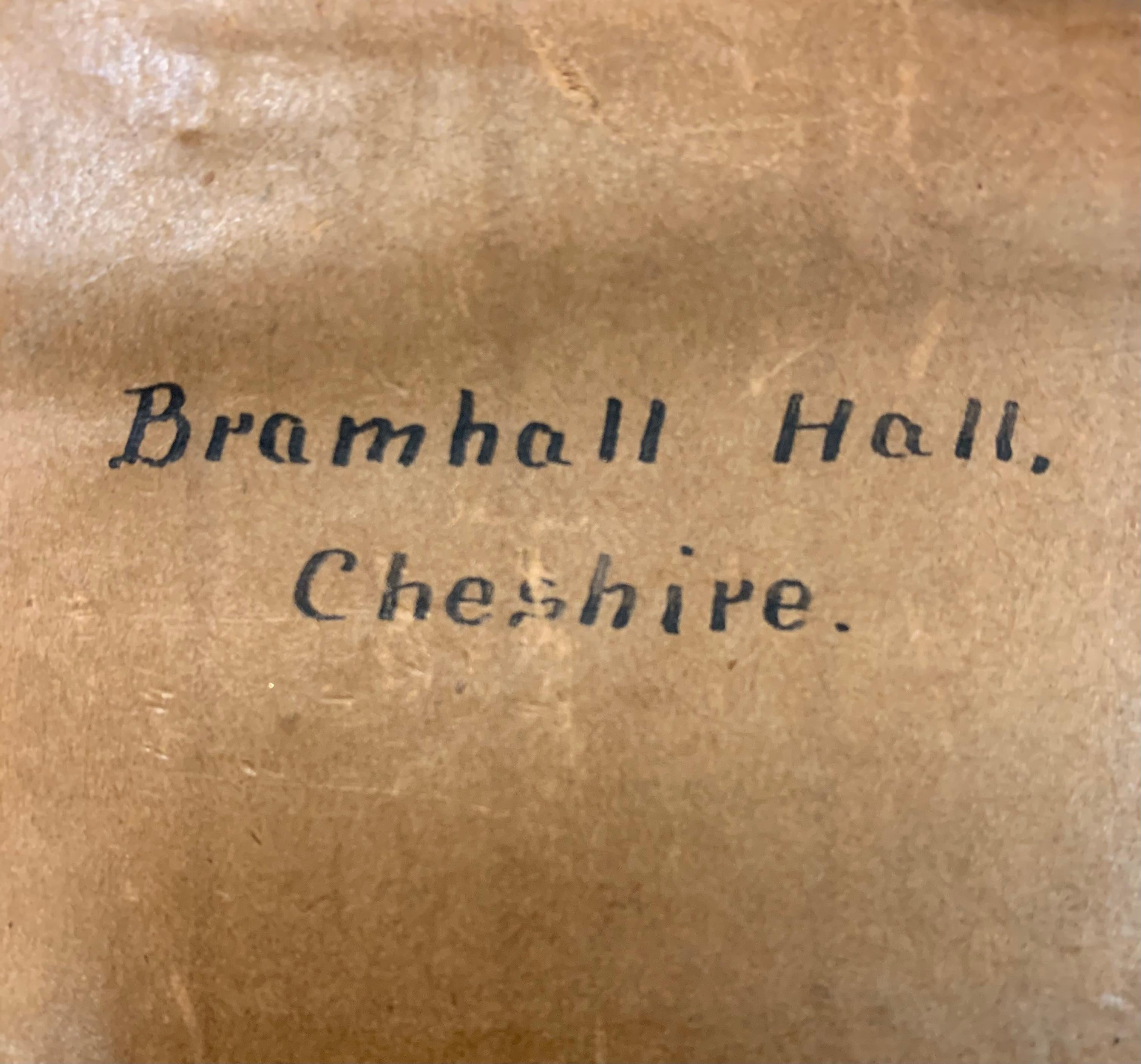 L'aquarelle de Walter Henry Sweet représentant l'intérieur de Bramall Hall est à la fois délicate et romantique. Ses roses et verts doux caractéristiques évoquent la grandeur de ce manoir du Cheshire, propriété des Saxons et des Barons à travers les