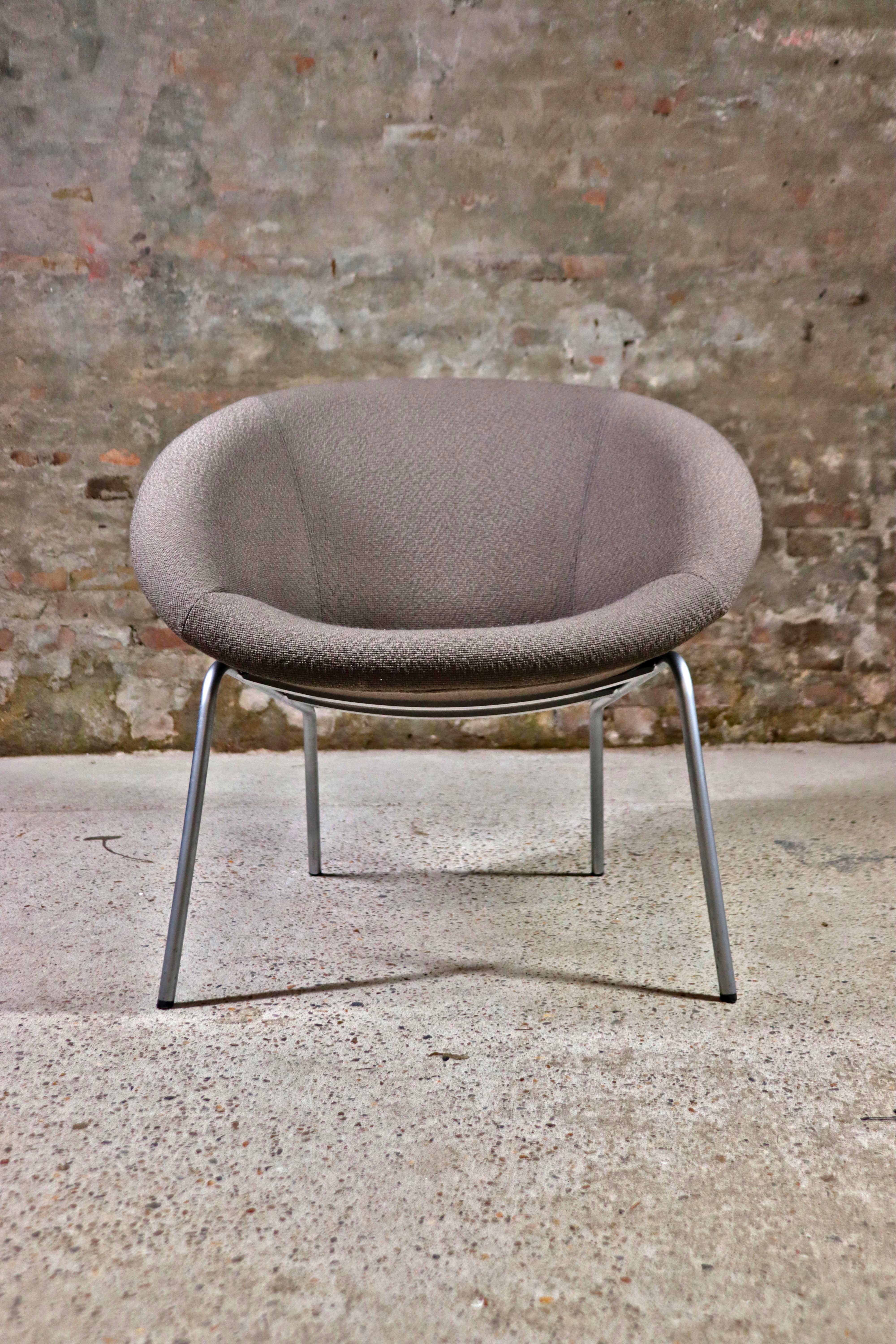 Der Walter Knoll 369 Sessel wurde 1956 vom Walter Knoll Team entworfen. Zu dieser Zeit bestand der Großteil der deutschen Möbelindustrie aus klassischen, massiven Möbeln mit einem schlichten Design. Doch Walter Knoll läutete mit diesem weichen,