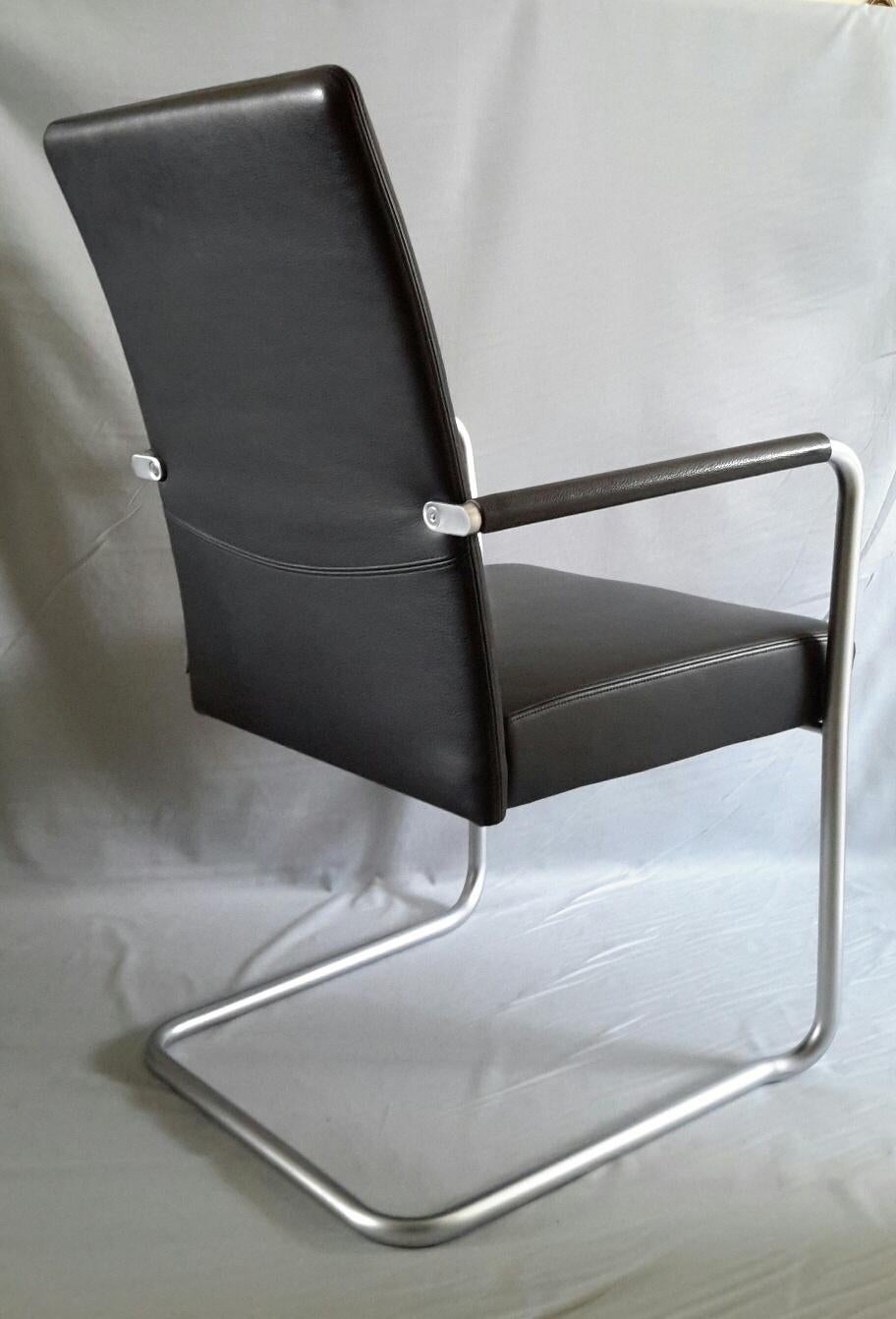 Vier Walter Knoll Sessel Linie Jason (1997) Design vom österreichischen Studio EOOS, in schwarzem genarbtem Leder mit eloxiertem Aluminium Struktur.
Die Sessel sind in neuwertigem Zustand.
Achtung: Preis für 1. Insgesamt 4 Sessel verfügbar.