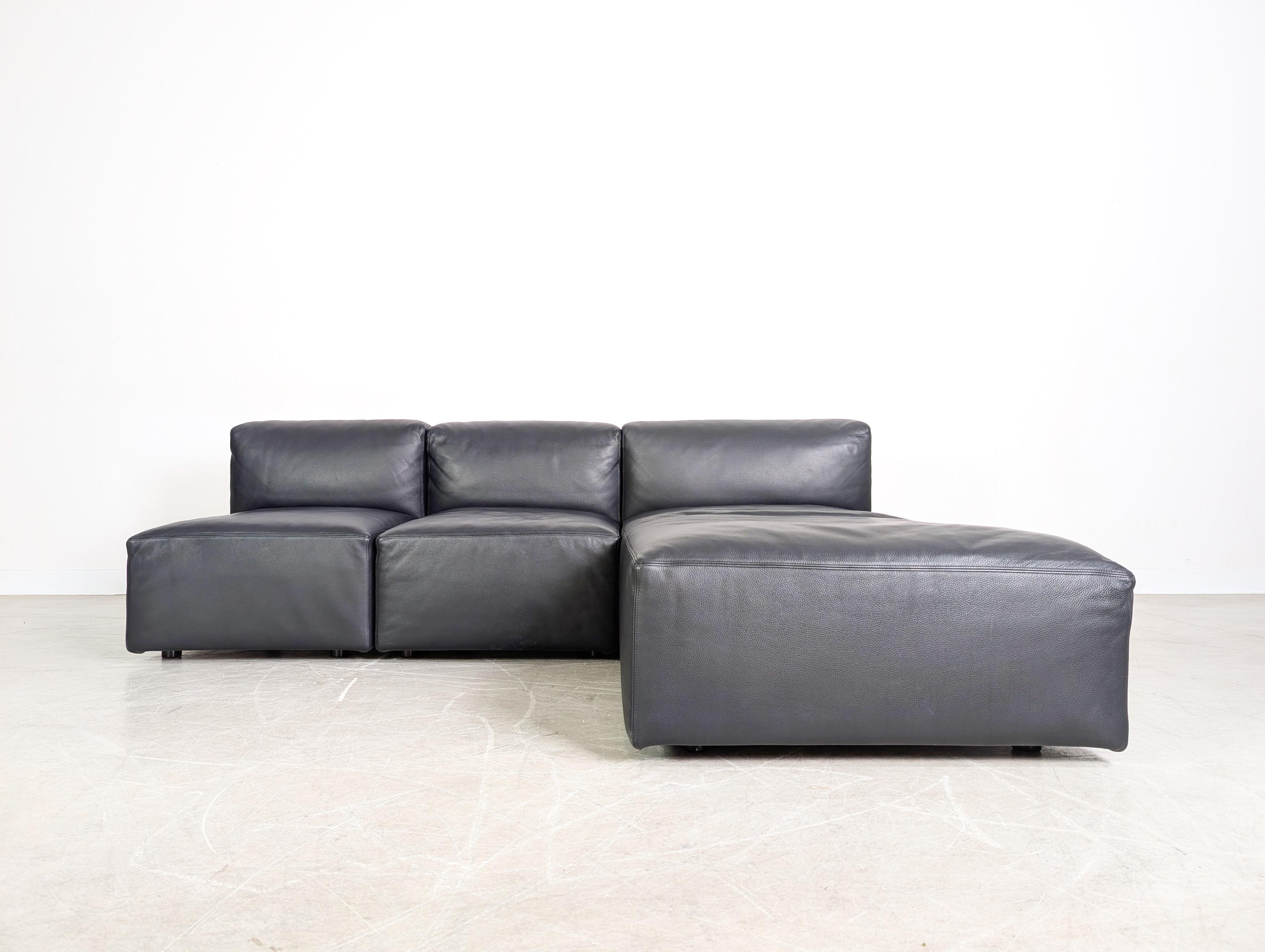 Te ofrecemos un maravilloso asiento de madera de tres piezas del prestigioso fabricante alemán Walter Knoll para comprar. Los módulos pueden ajustarse individualmente para que el sofá sea flexible. El coste de esta reconfiguración asciende a unos