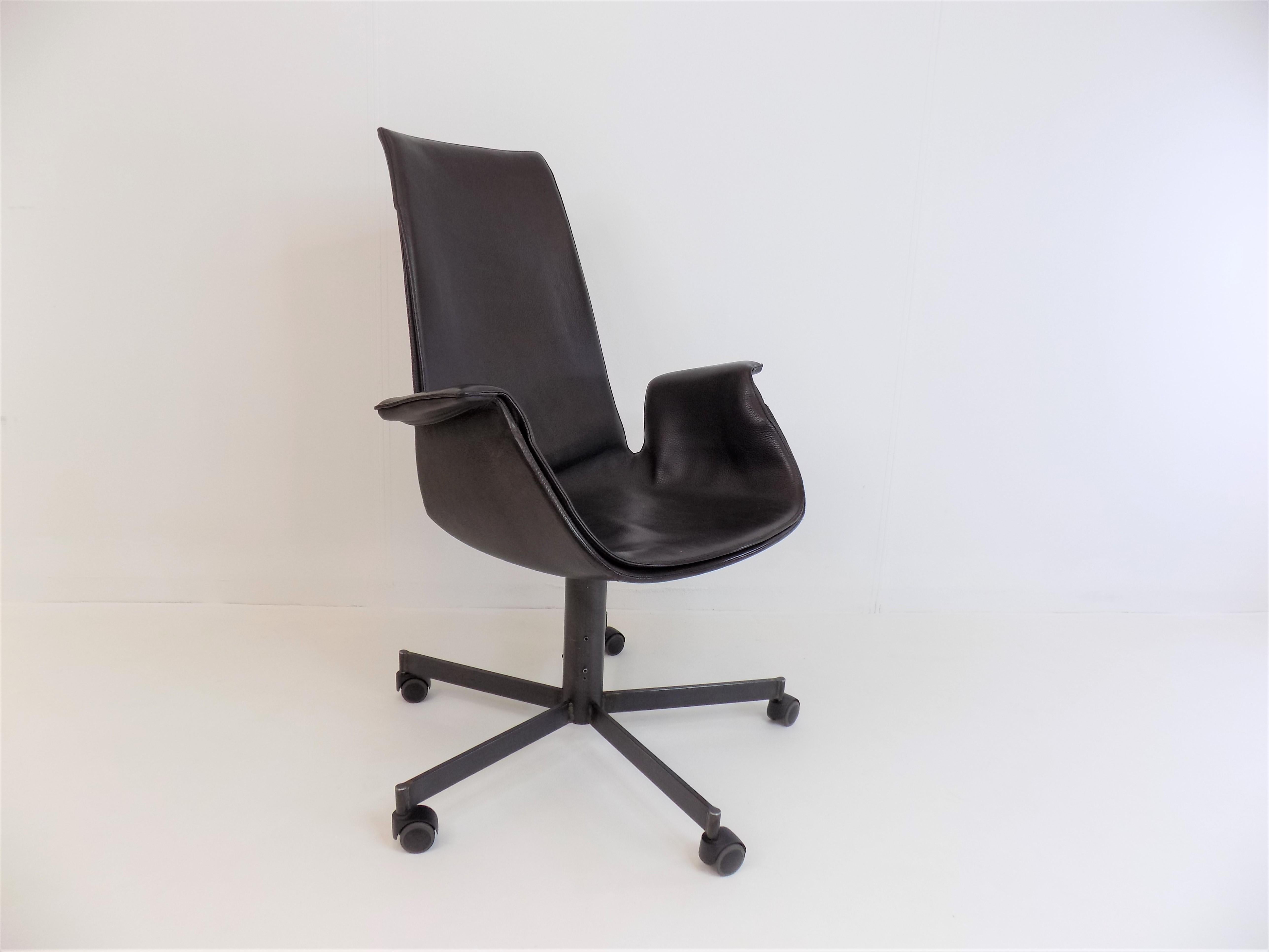 The FK6725 office chair comes in the leather tone deep chocolate and is in very good condition. The beautiful nappa leather of the chair is flawless and soft, except for one spot on the left armrest. The chair has a dark gray metal frame with