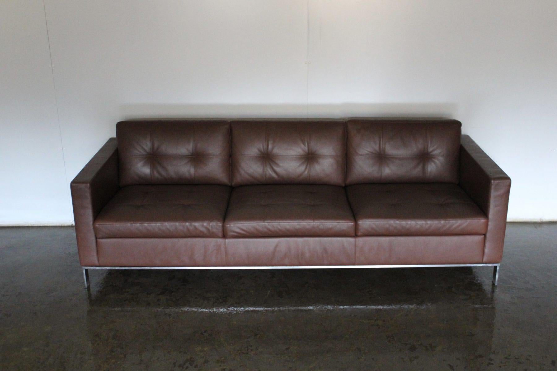 Walter Knoll “Foster 502.30” 3-Seat Sofa – In Dark Brown Leather In Good Condition For Sale In Barrowford, GB