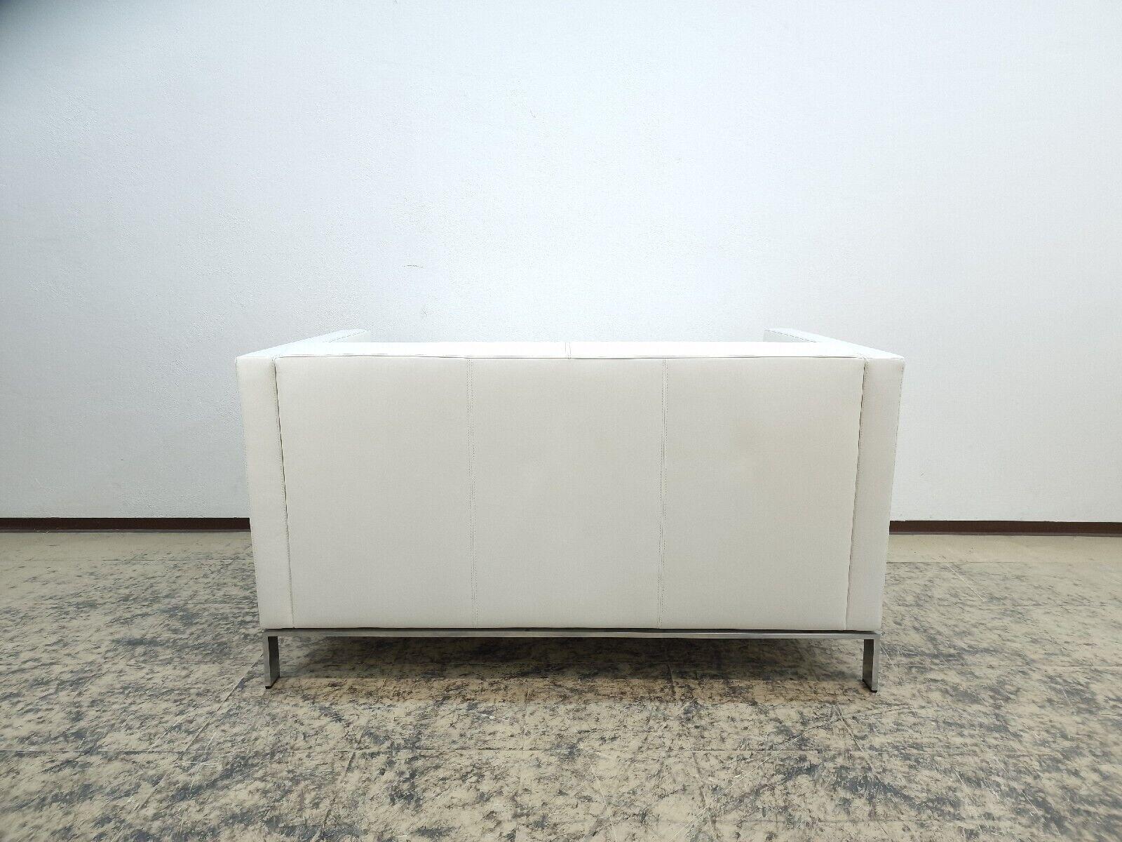 Sofá Walter Knoll Foster Echtleder Zweisitzer en color beige.
Weiteres Exemplar vorhanden, falls Sie wünschen eine Garnitur.

Gepflegt und gereinigt.
Mínimo, no muy visible en la parte inferior.

Stammt aus:
- Nichtraucherhaushalt
- tierfreiem