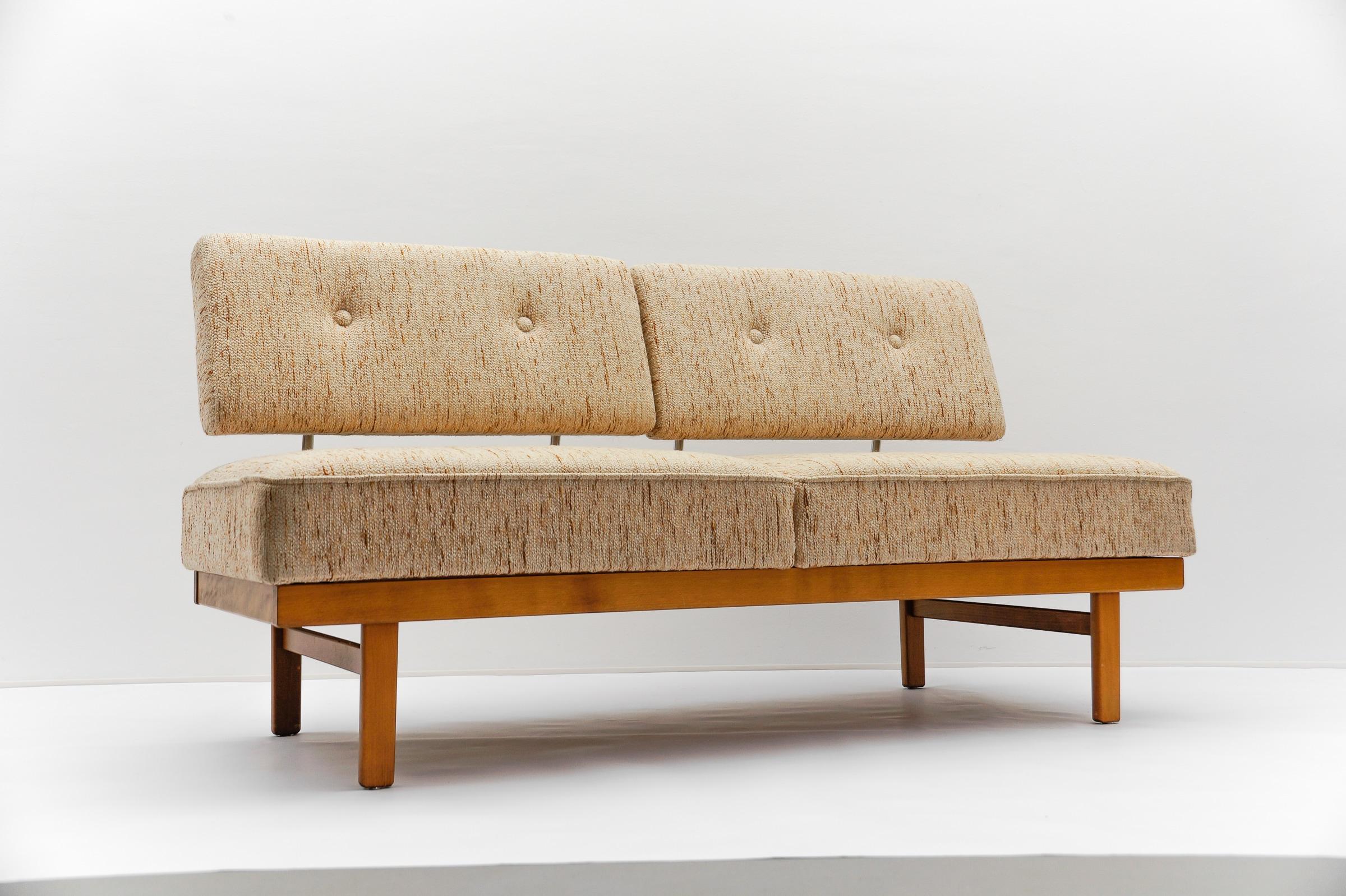 Le canapé peut être transformé en lit de jour avec une surface de couchage de 200 cm x 80 cm en poussant simplement le dossier vers l'arrière.

Tissu de laine d'origine en très bon état.

Très bon état avec des signes d'usure minimes.
     