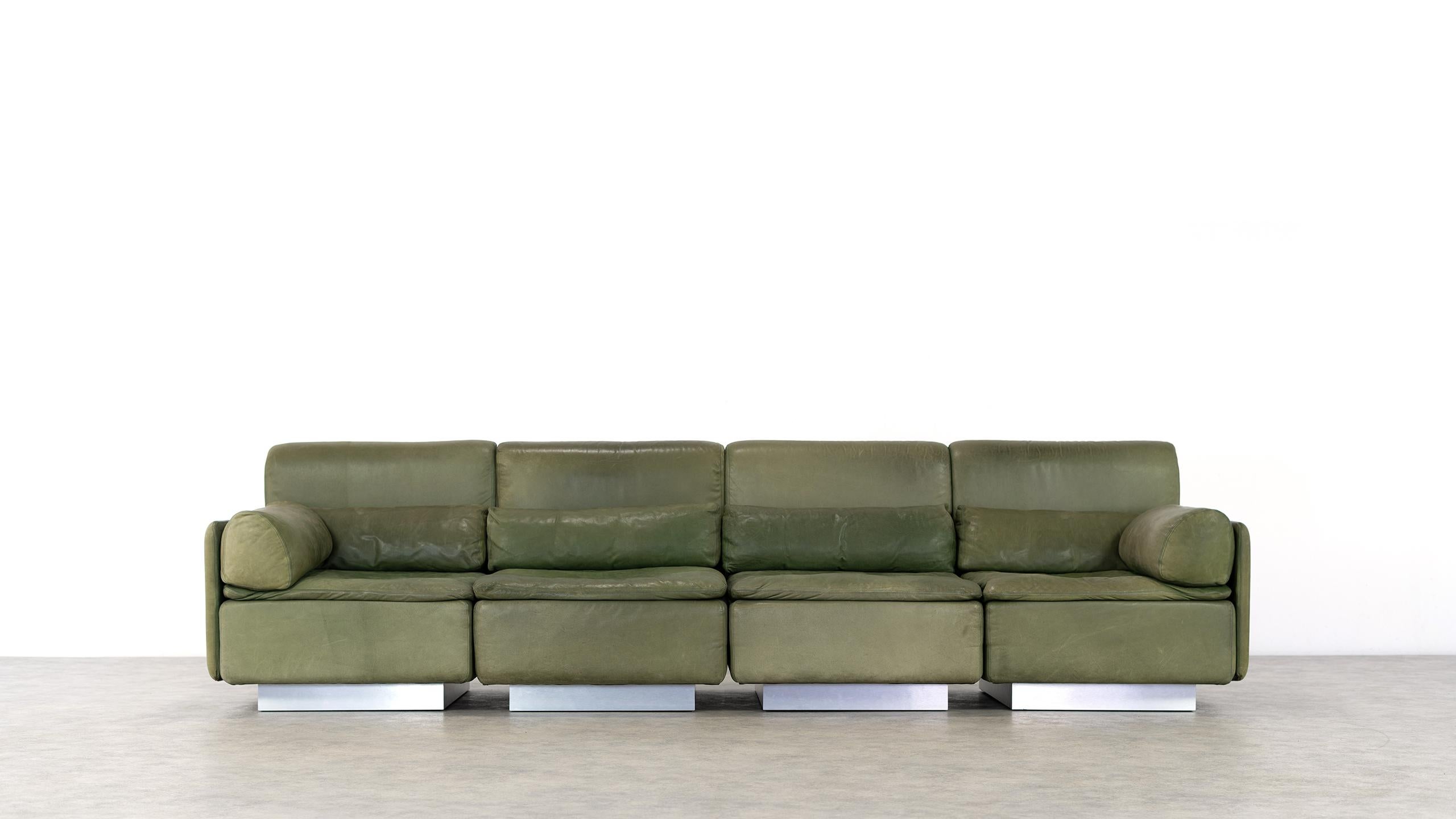 Stylish & cubist 4 piece sofa in olive green leather by Walter Knoll for Knoll in the 1970s.

Each of the 4 elements can be placed separately, the bases are set in stainless steel, no matter what the light, this detail emphasizes the clean lines