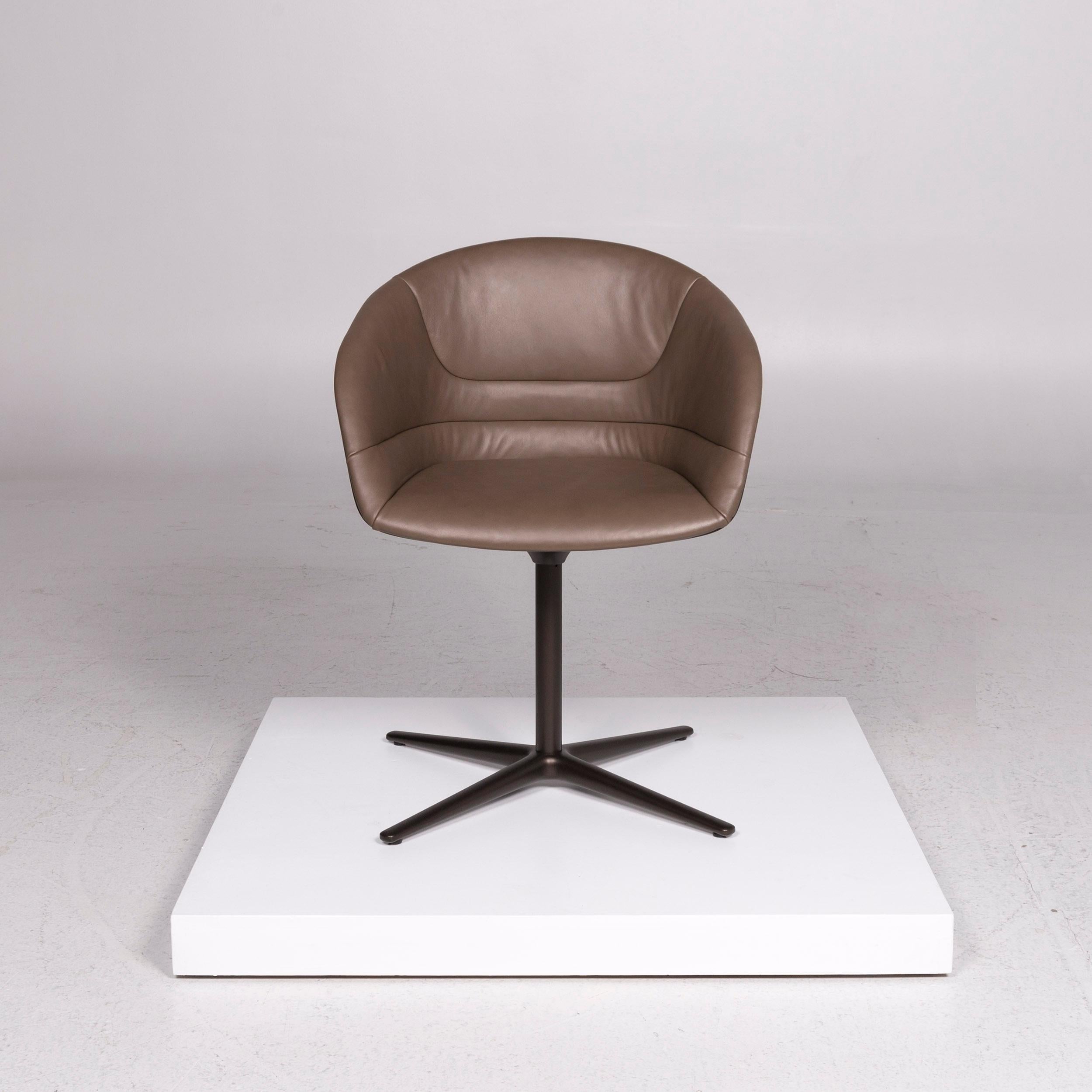 We bring to you a Walter Knoll Kyo Ledear armchair brown chair.


 Product measurements in centimeters:
 

 Depth 56
Width 60
Height 81
Seat-height 48
Rest-height 68
Seat-depth 45
Seat-width 44
Back-height 32.
  