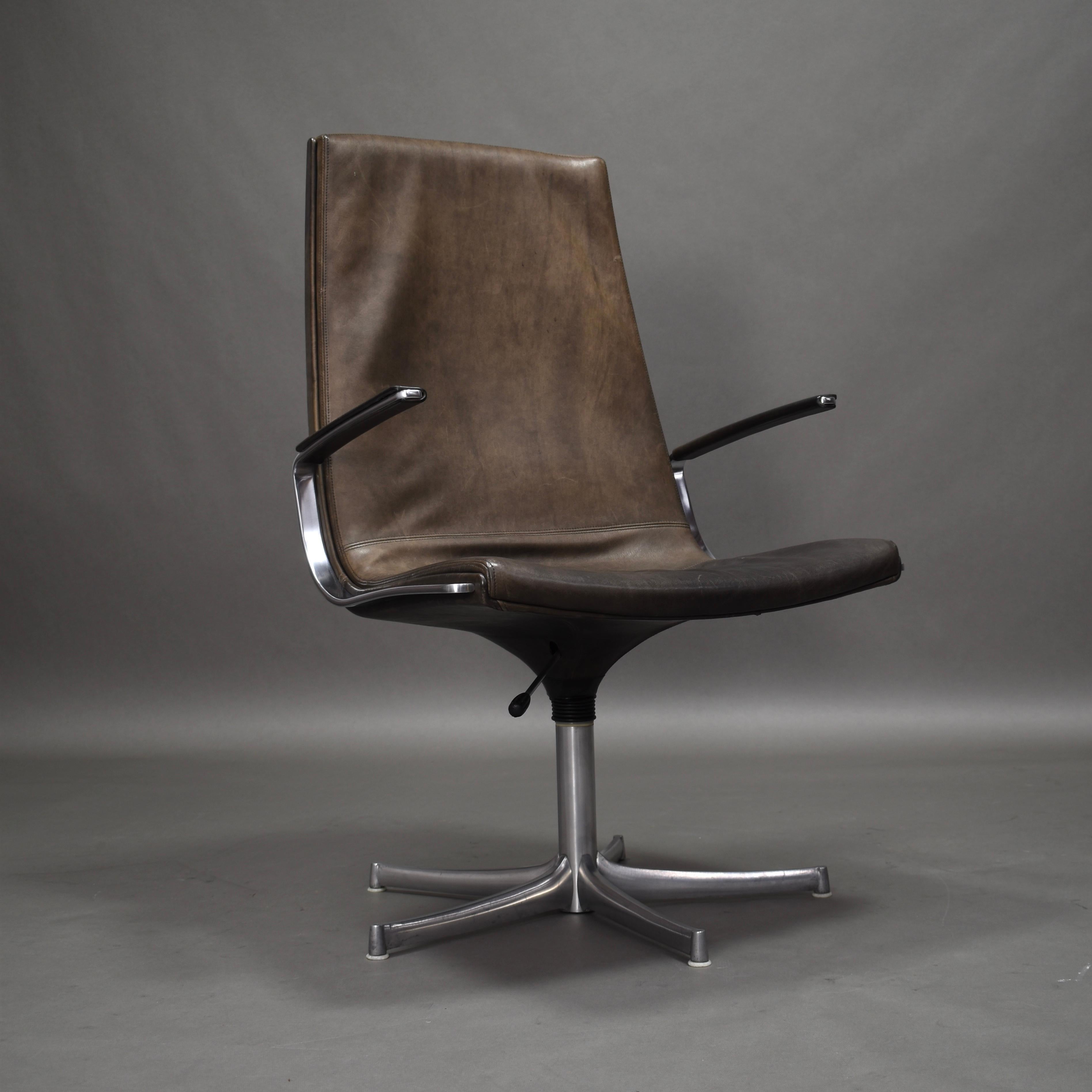 Walter Knoll office / conference / desk chairs – Germany, 1975. The chairs swivel 360º and are adjustable in height. 2 chairs available. Also sold per piece.

In very good condition with beautiful patinated leather and thorough polished aluminum.
