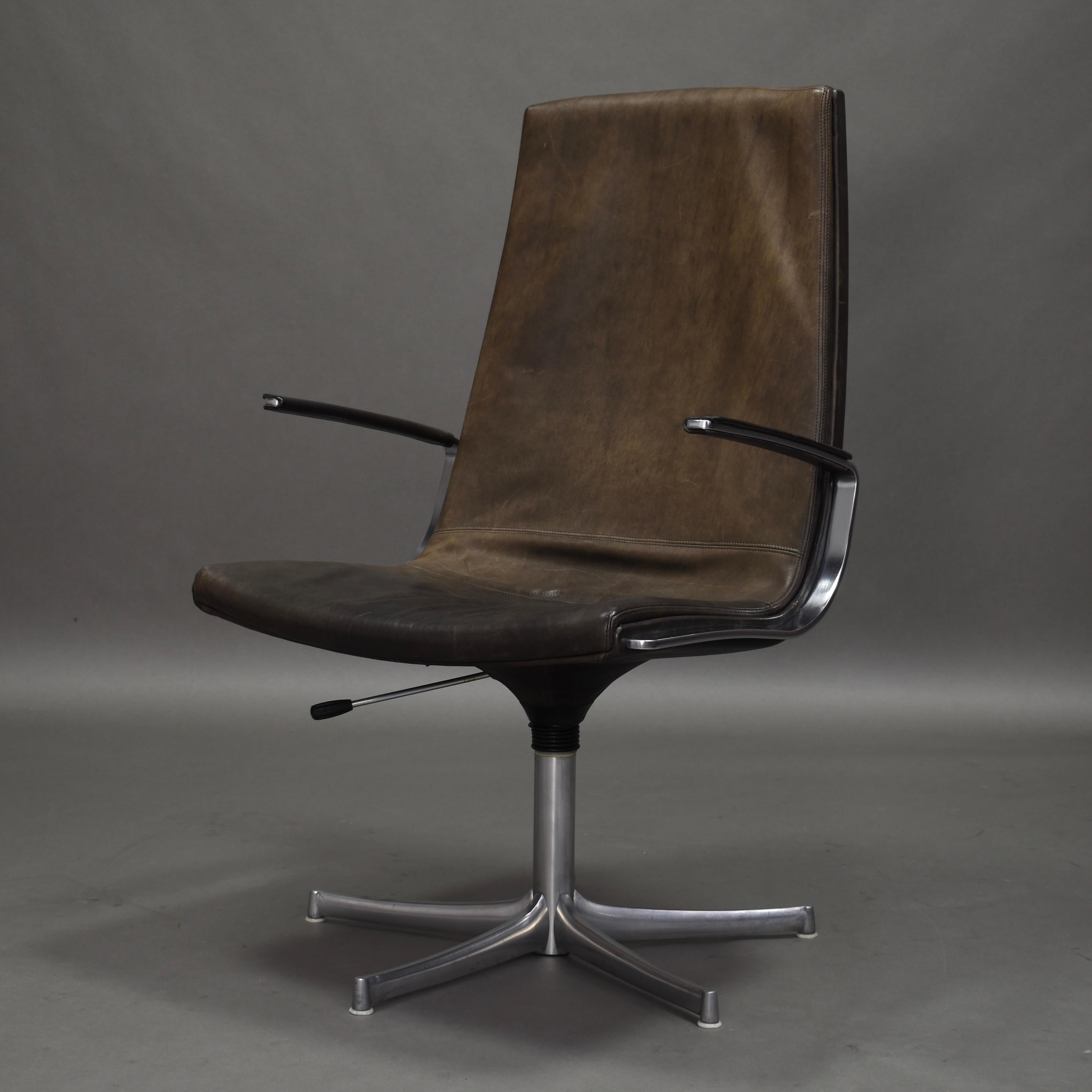 Walter Knoll office / conference / desk chair – Germany, 1975. The chairs swivel 360º and are adjustable in height. price is per piece

In very good condition with beautiful patinated leather and thorough polished aluminum. The leather colour is a