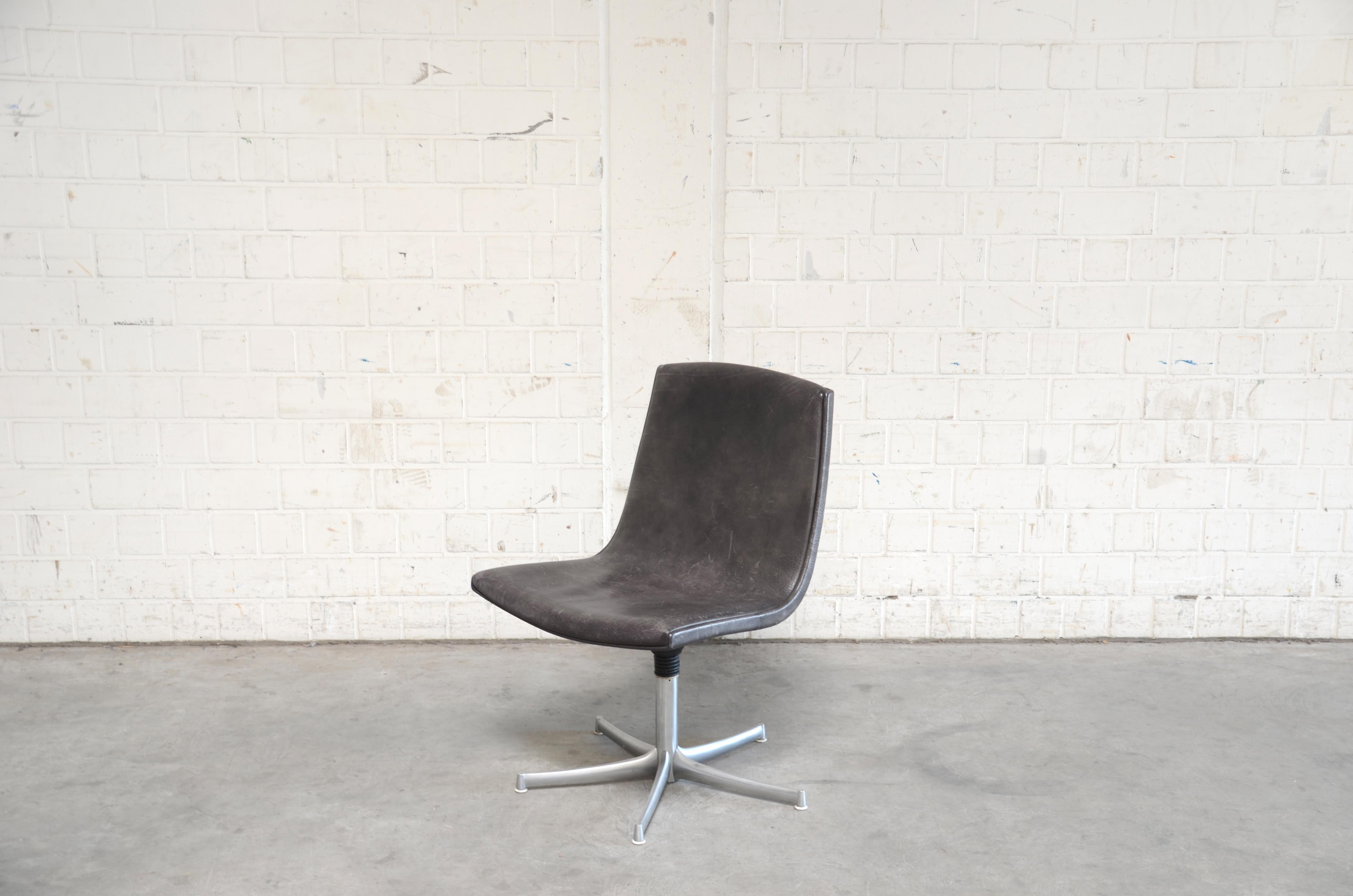 Bernd Münzebrock designed this office chair model Logos for Walter Knoll
The seat is made of strong thick brown neckleather, the quality as known from De Sede.
  