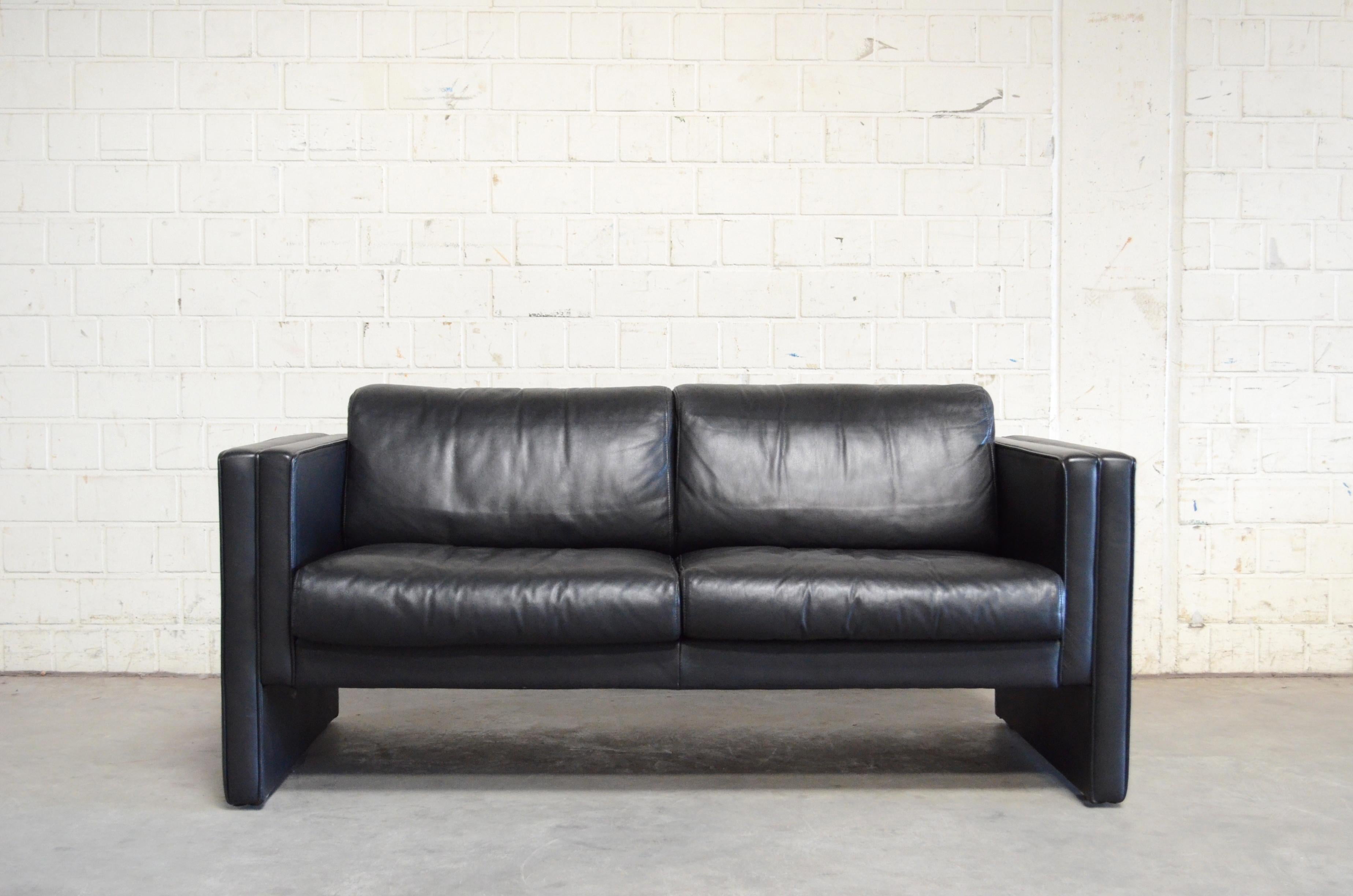 This sofa was designed by Jürgen Lange in the late 1970s and was manufactured by Walter Knoll.
Model Studio with black semianilne leather.
A great German design that fit´s well in a at home or as well in the office spaces.
Very good condition.