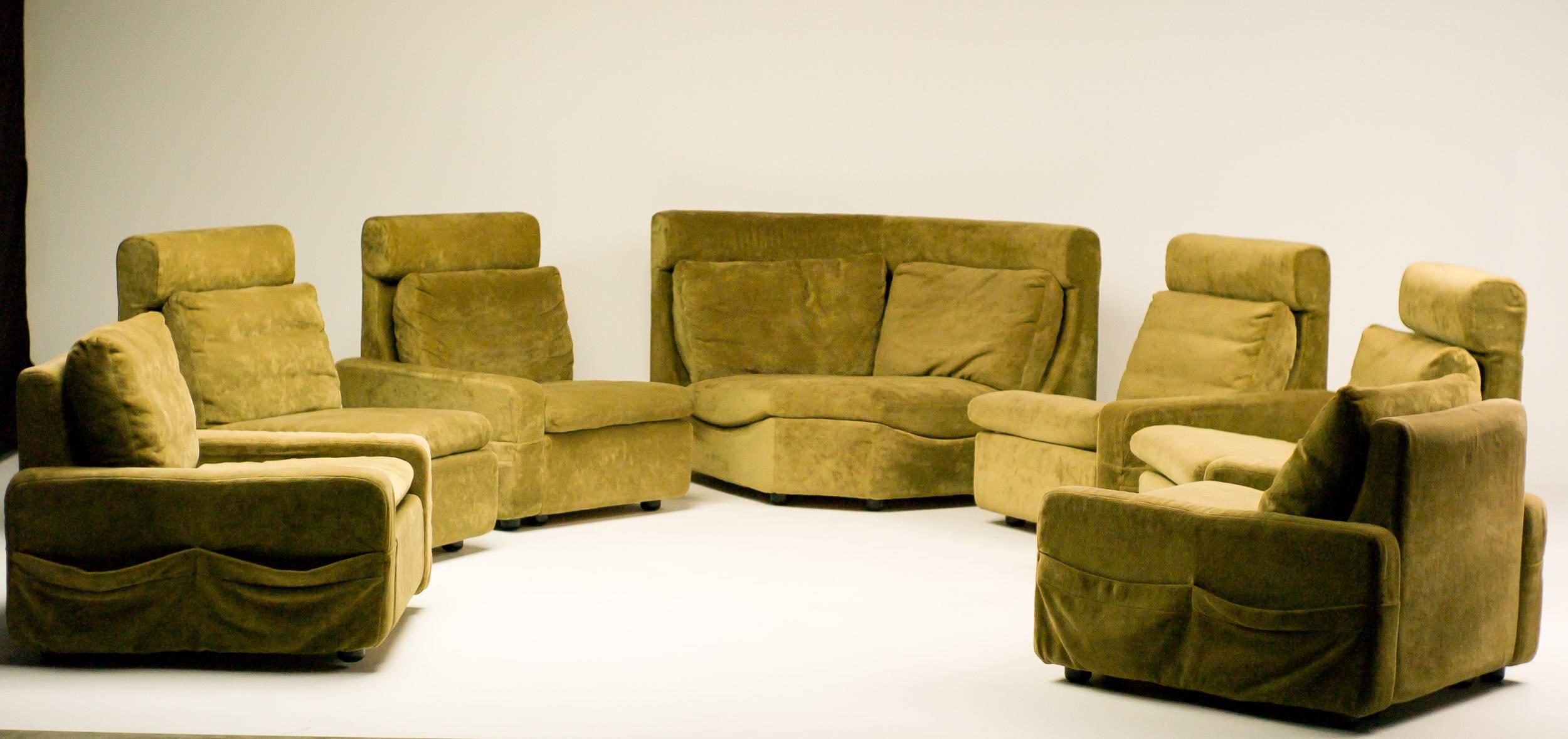 Very comfortable five-piece sectional sofa with two lounge chairs in beautiful green velvet.
The modular pieces are 65 cm wide, the end pieces 75 cm wide and the lounge chairs 85 cm wide.
All armrests have magazine pockets, very 1970s.