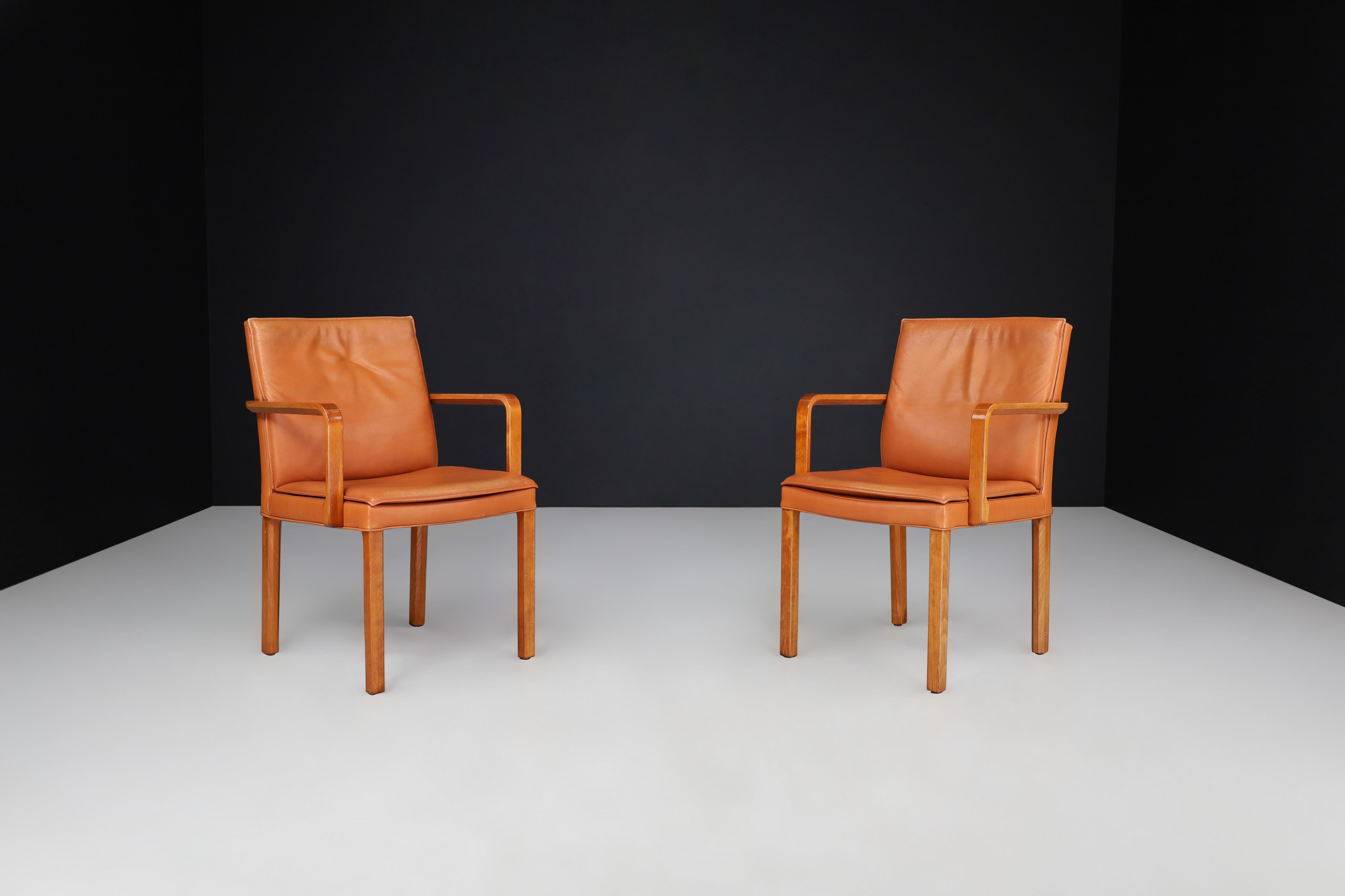 Walter Knoll Paire de deux fauteuils en bentwood et cuir cognac, Allemagne 1970

Cet ensemble de deux fauteuils ou chaises d'appoint modernes a été fabriqué par Walter Knoll en Allemagne dans les années 1970 et a été revêtu d'un luxueux cuir cognac.