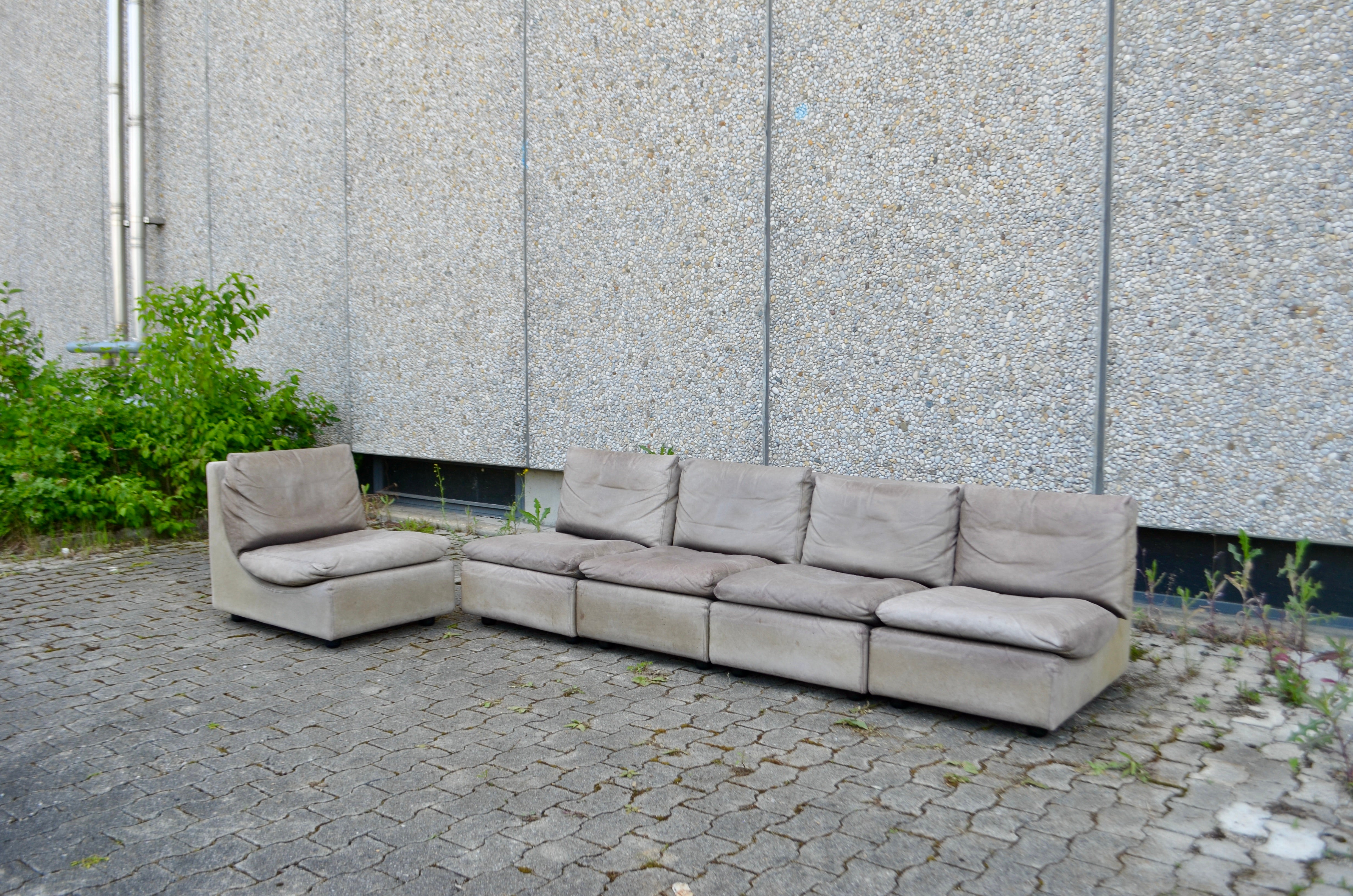 Ce superbe canapé sectionnel modulaire en cuir a été fabriqué par Walter Knoll en Allemagne.
Il s'agit d'un design pur des années 70 avec une forme moderne et intemporelle.
La forme du siège est probablement ronde pour un meilleur confort