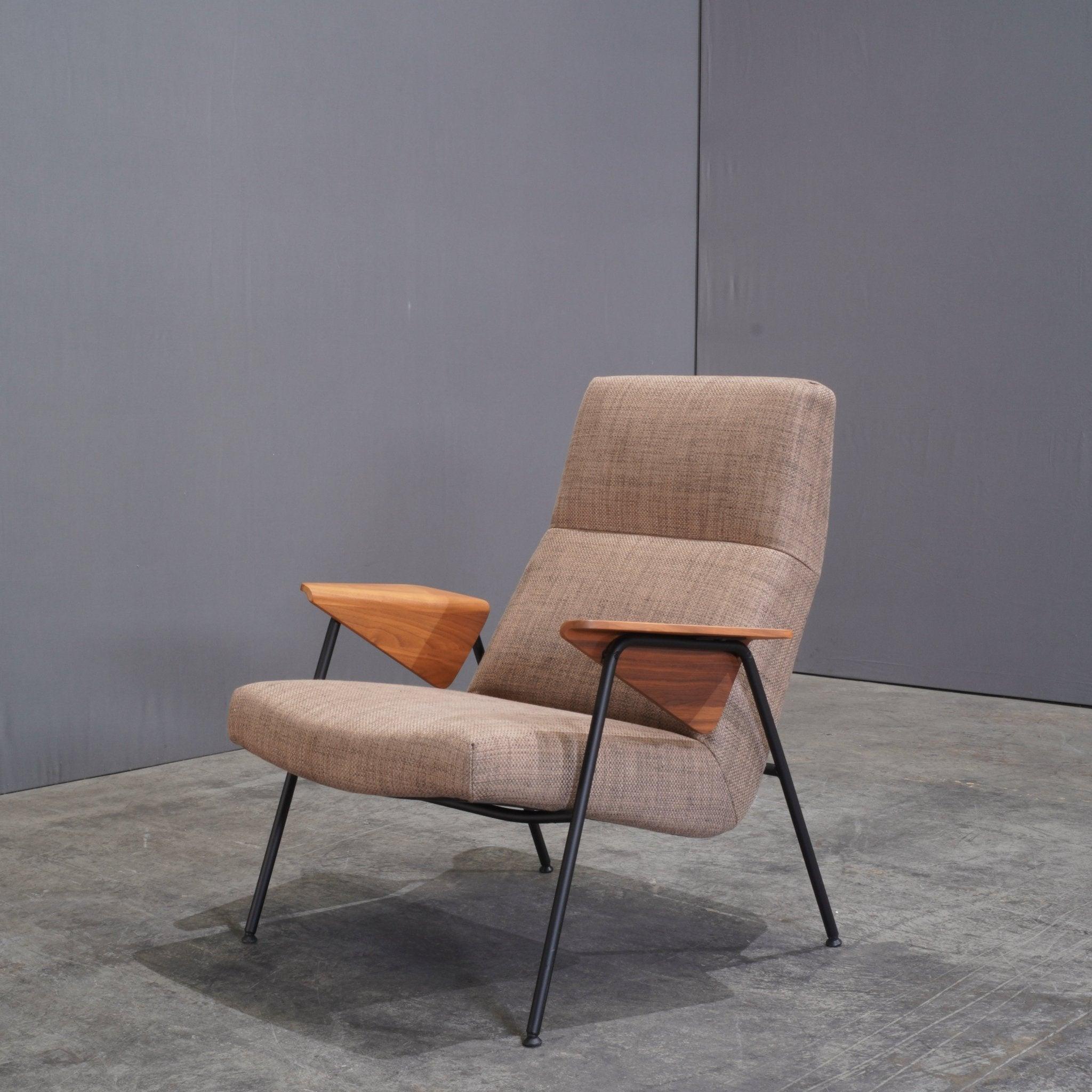 El Sillón Walter Knoll Votteler Gris de Arno Votteler, un ejemplo atemporal del diseño moderno de mediados de siglo, irradia una tranquila sofisticación. Su forma llamativa y angulosa se equilibra con una delicada estructura tubular de acero,