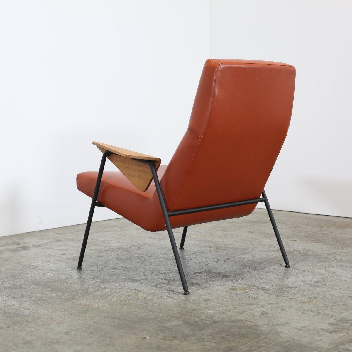 The Votteler Highback Armchair by Walter Knoll combines modern design with luxurious comfort. Expertly crafted from the finest materials, it features a tall backrest for extra support, complemented by graceful curves and tapered legs for a