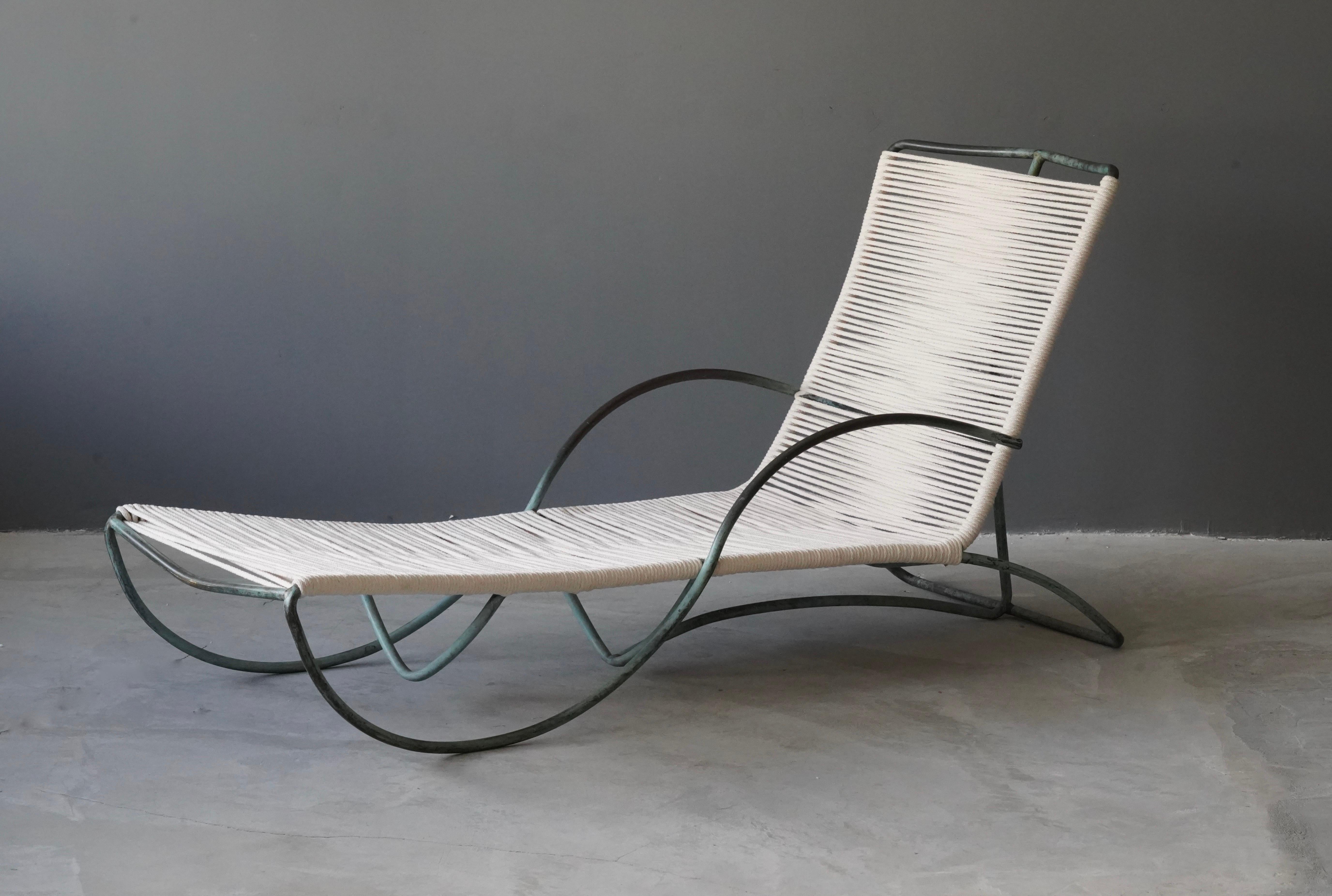 A sizable chaise longue or daybed / deck chair. Designed by Walter Lamb for Brown Jordan, United States c. 1955. 

Features tubular bronze with it's original Verdi gris finishing. Paired with woven sail cord that has been recently and