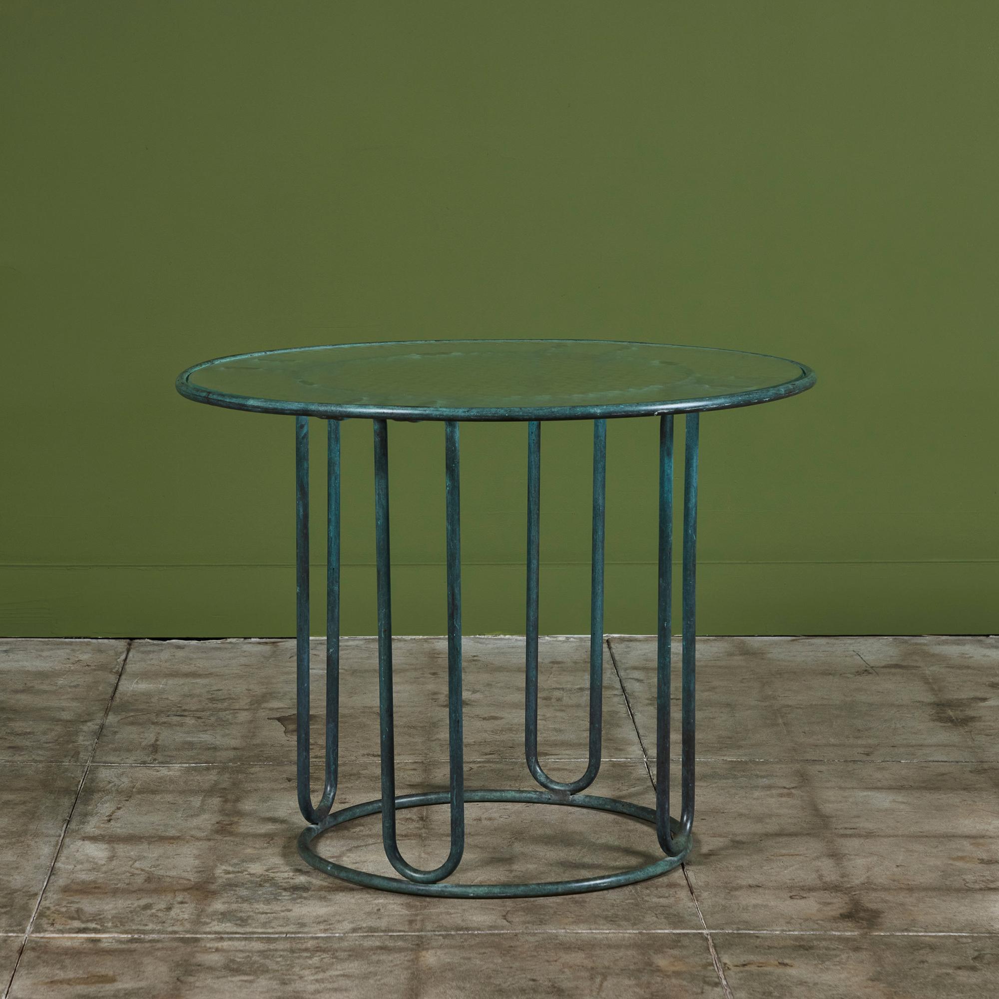Table de patio en bronze patiné conçue par Walter Design/One et produite par Brown Jordan. Le cadre rond est en bronze concentrique avec des supports radiaux et une base circulaire en bronze. Le plateau de la table ronde est constitué d'une seule