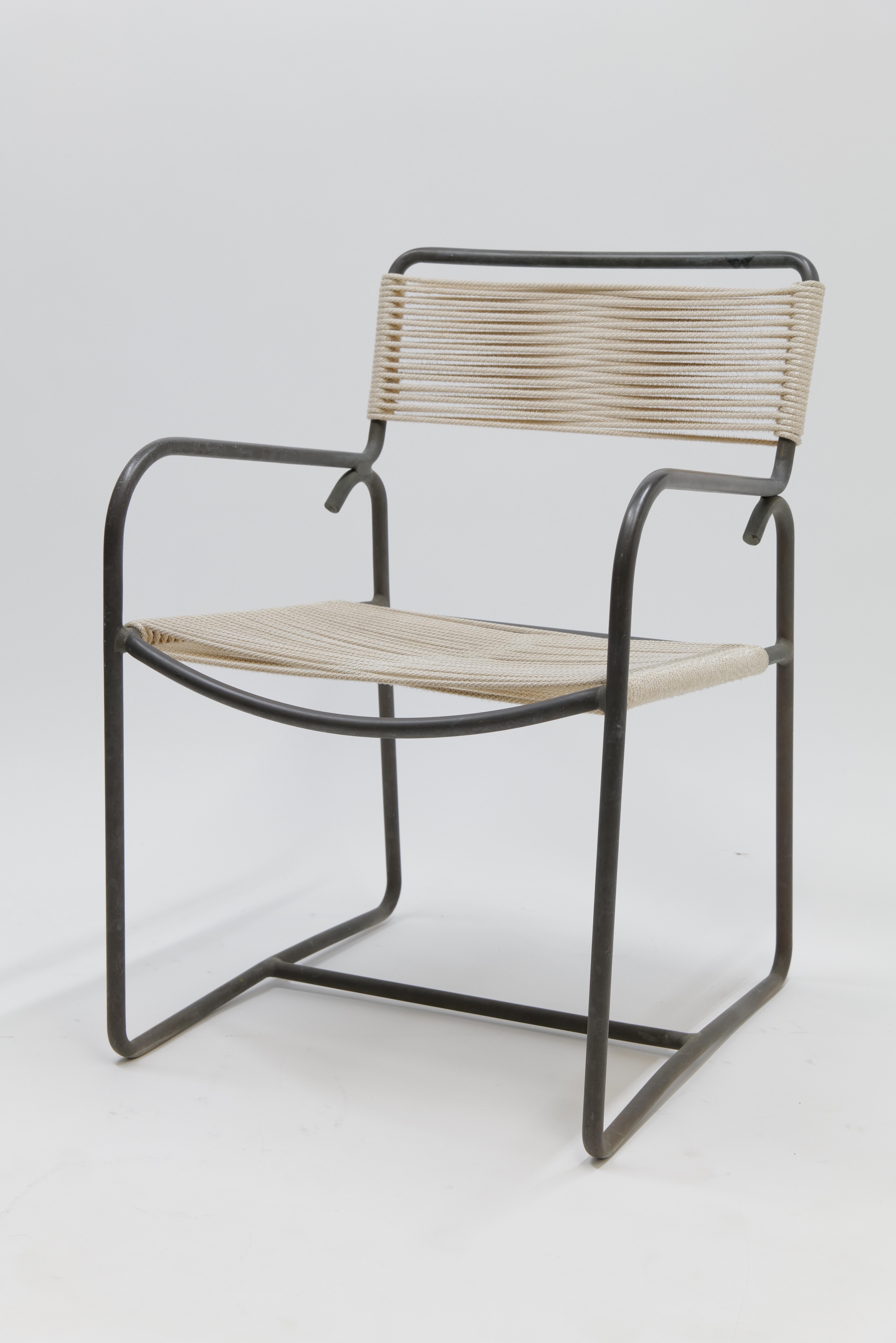 Questo raro set di sei sedie da giardino di Walter Lamb per Brown Jordan mette in mostra l'iconica fusione di materiali organici e linee eleganti del designer. Realizzate in bronzo con una splendida patina che si è sviluppata nel tempo, queste sedie