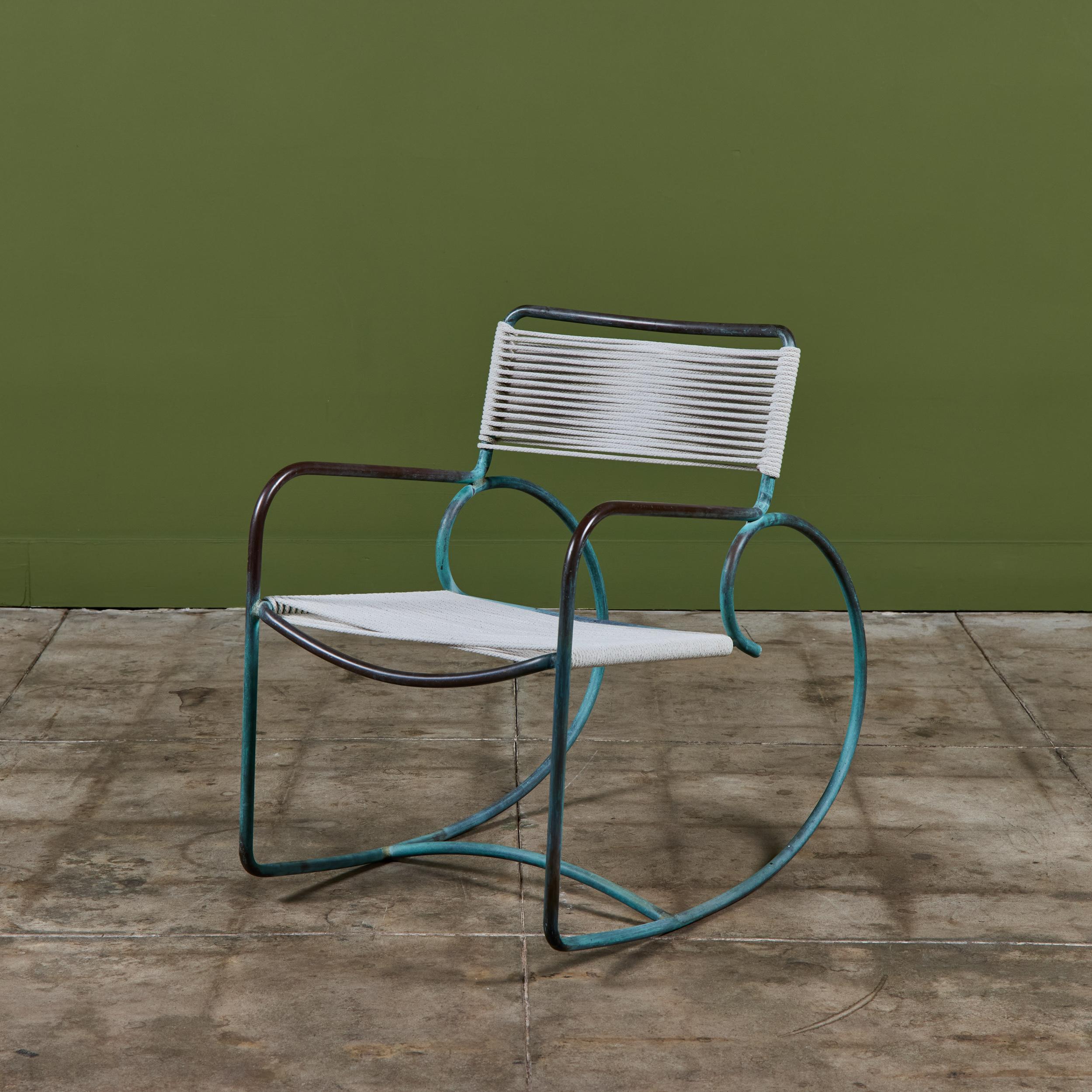 Walter Lamb per Brown Jordan - Set da pranzo da patio in bronzo con quattro sedie a dondolo in vendita 4