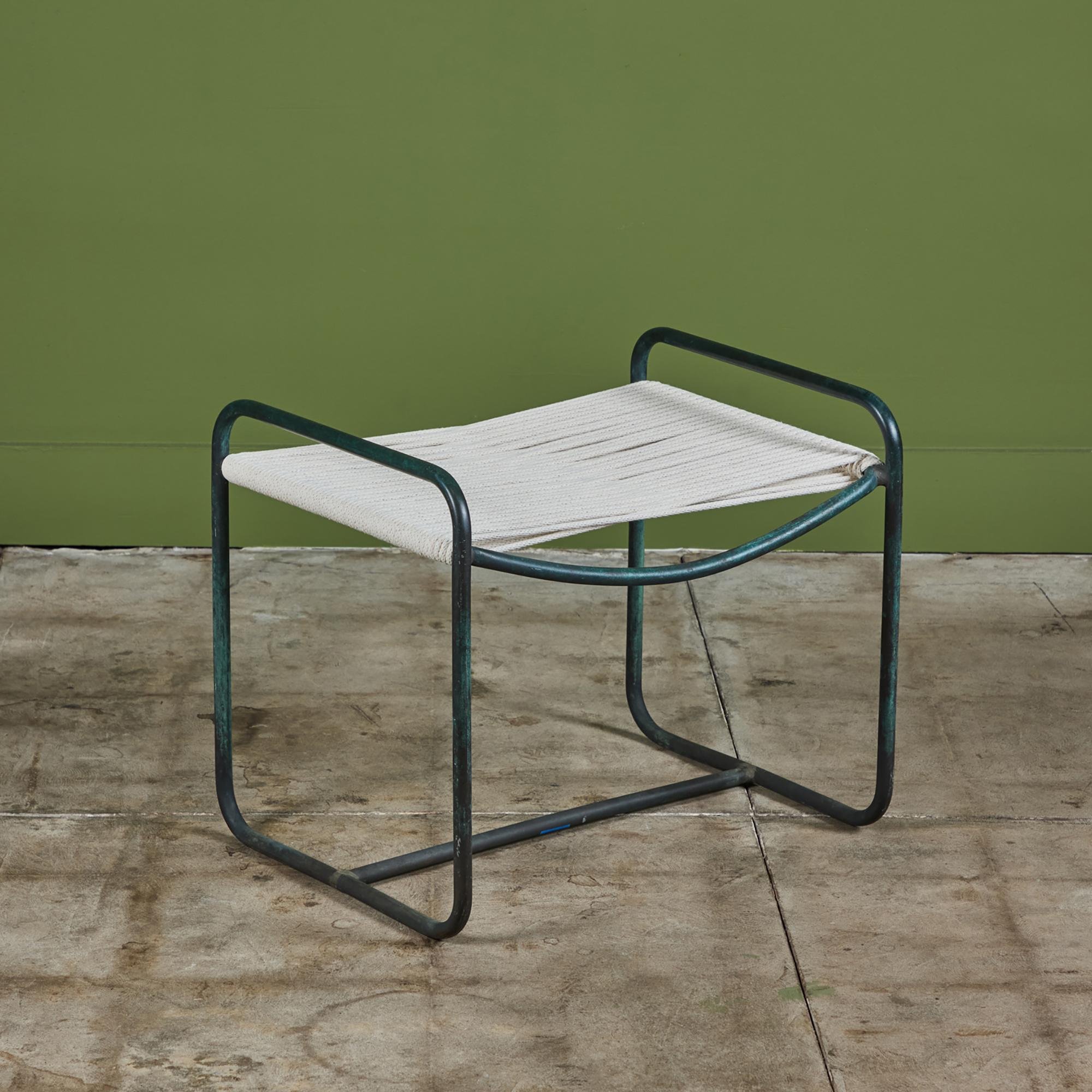 Un ottoman en bronze de Walter Lamb pour Brown Jordan. Le pouf est de construction simple en bronze tubulaire patiné, avec des carrés arrondis servant de patins de chaque côté. 

Tous les meubles de terrasse Walter Design ont été restaurés avec la