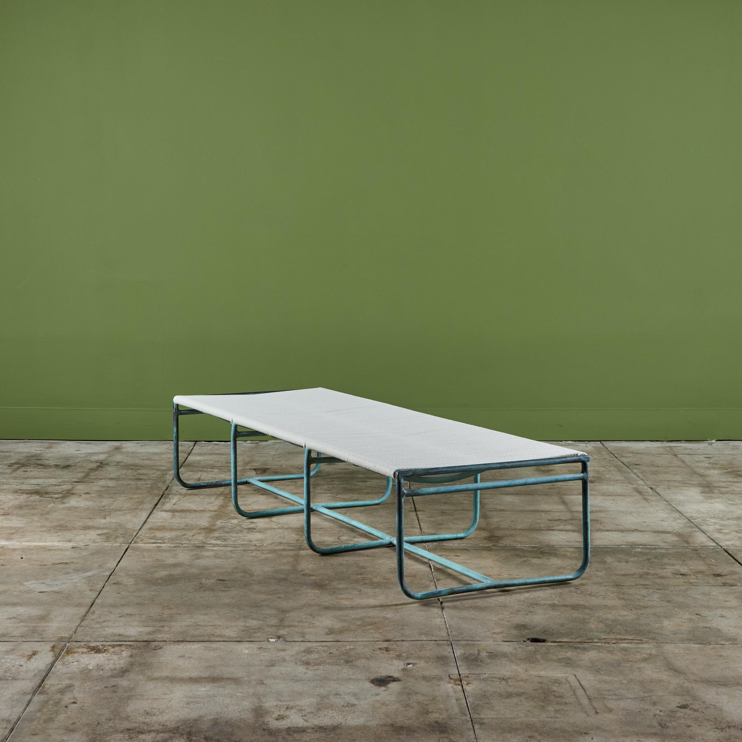 Banco de tres plazas Walter Lamb para patio Brown Jordan Bronce mediados del siglo XX en venta