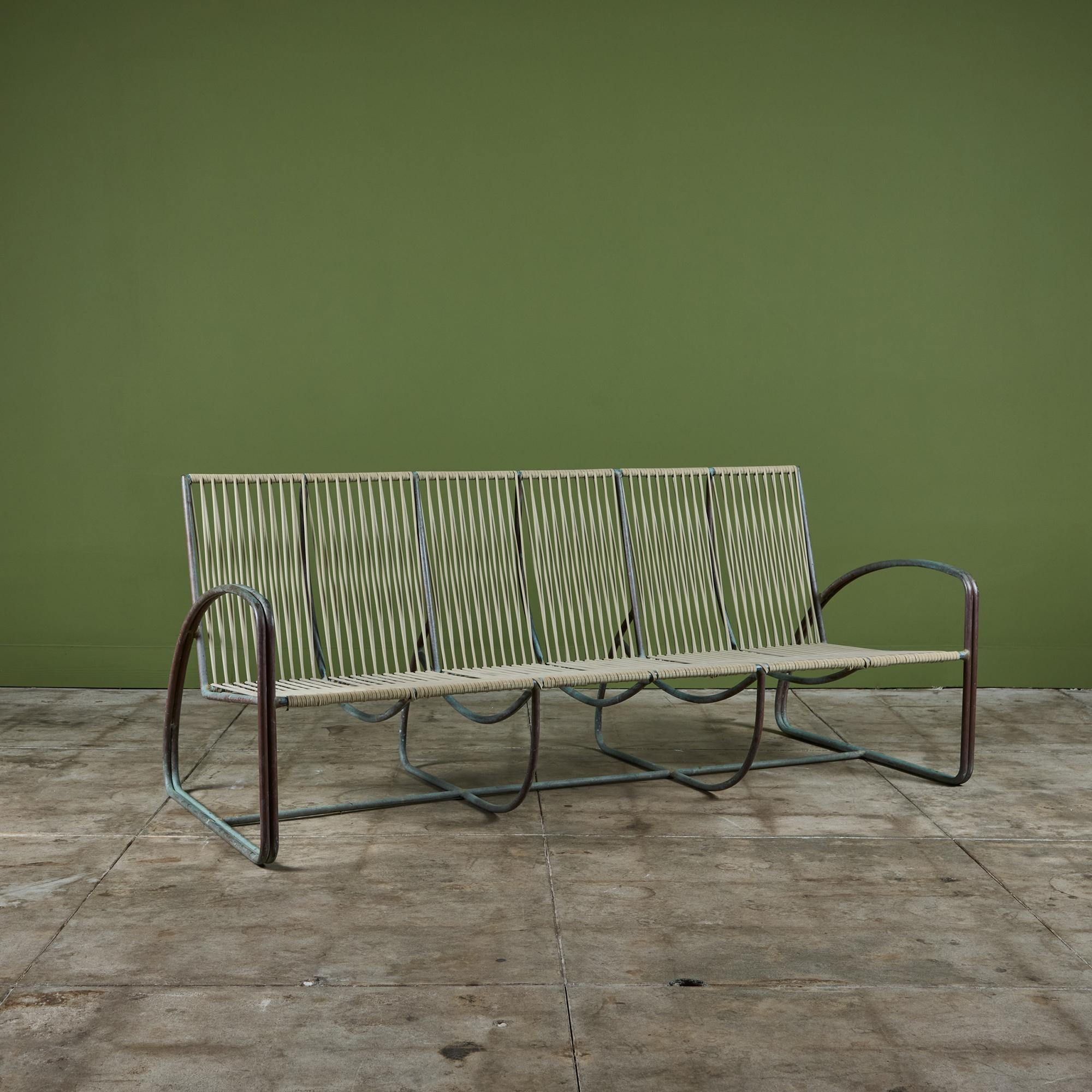Dreisitziges Sofa aus Bronze von Walter Lamb für Brown Jordan. Das Sofa hat eine schöne geschwungene Konstruktion aus Bronze mit patinierter Grünspanoberfläche. Das Sofa hat zwei abgerundete Stützen in der Mitte des Sofas und eine Bahre, die sich