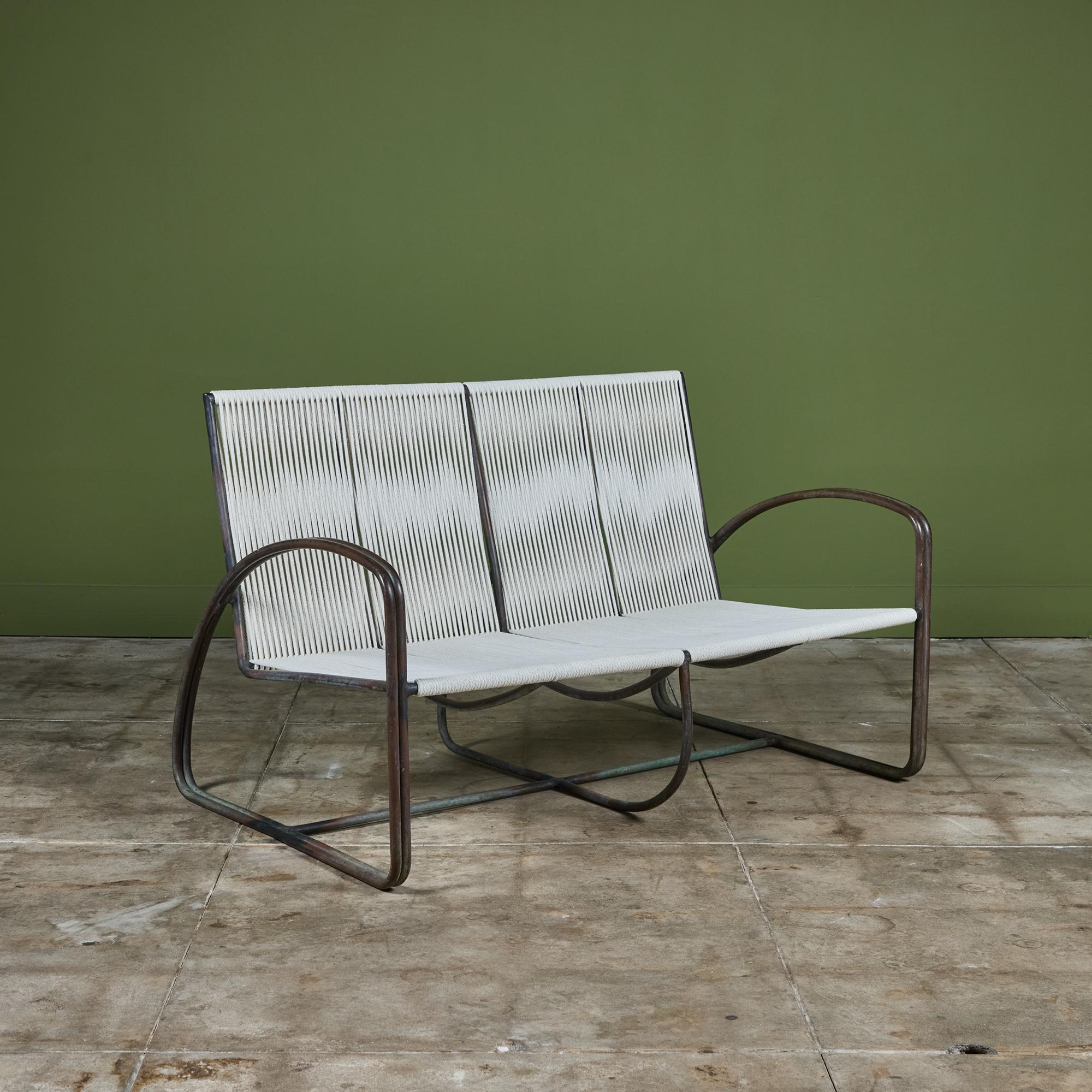 Zweisitzer-Sofa aus Bronze von Walter Lamb für Brown Jordan. Das Sofa hat eine schöne geschwungene Konstruktion aus Bronze mit patiniertem Grünspan-Finish. Das Sofa hat eine runde Stütze in der Mitte des Sofas und eine Bahre, die sich über die