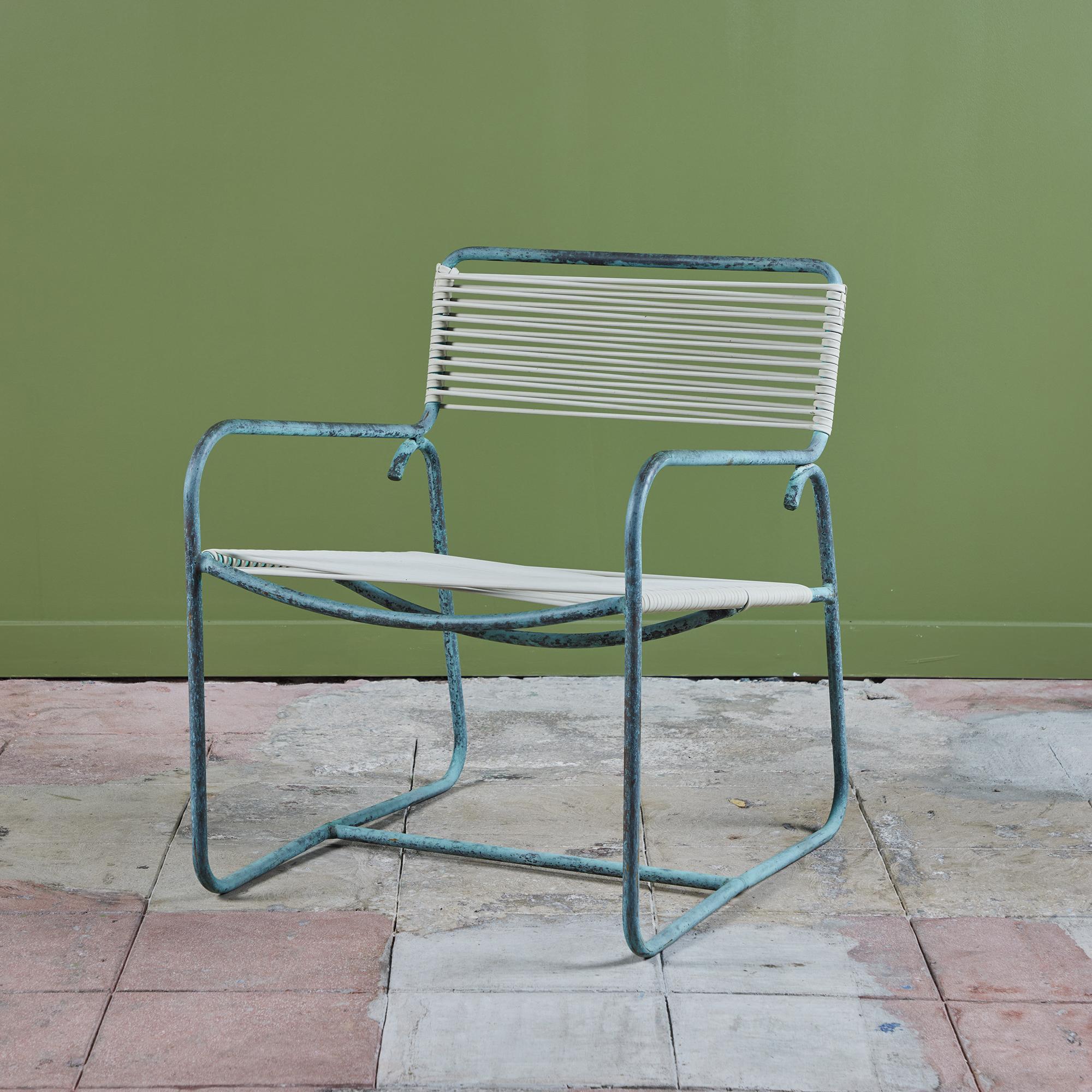 A wide patio lounge chair by Walter Lamb for Brown Jordan. The chair has a simple construction in tubular bronze with a patinated finish, with rounded squares serving as runners on each side. The backrest and seat are both original vinyl