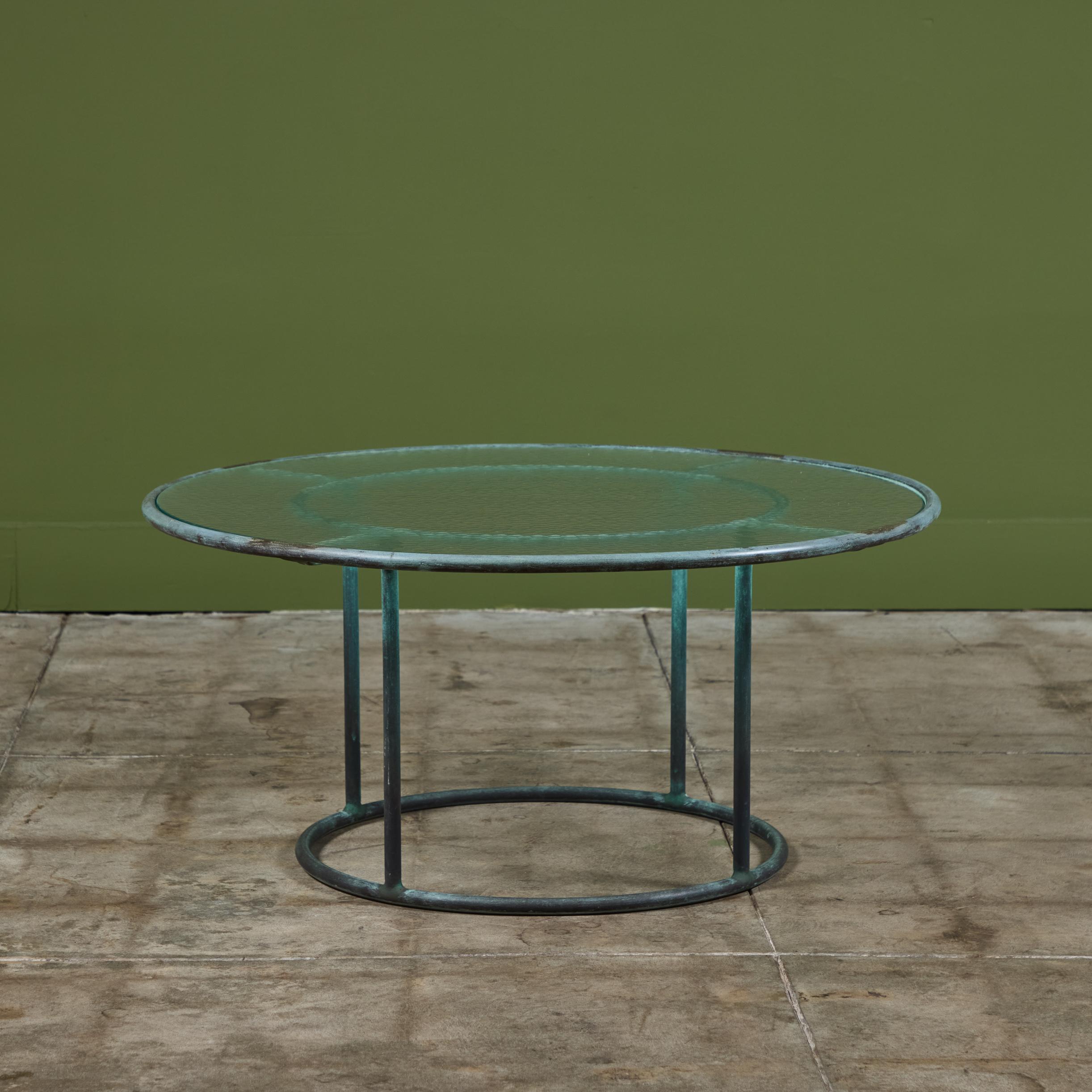 Mid-Century moderno Walter Lamb per Brown Jordan Tavolino da salotto rotondo in bronzo da 36 pollici in vendita