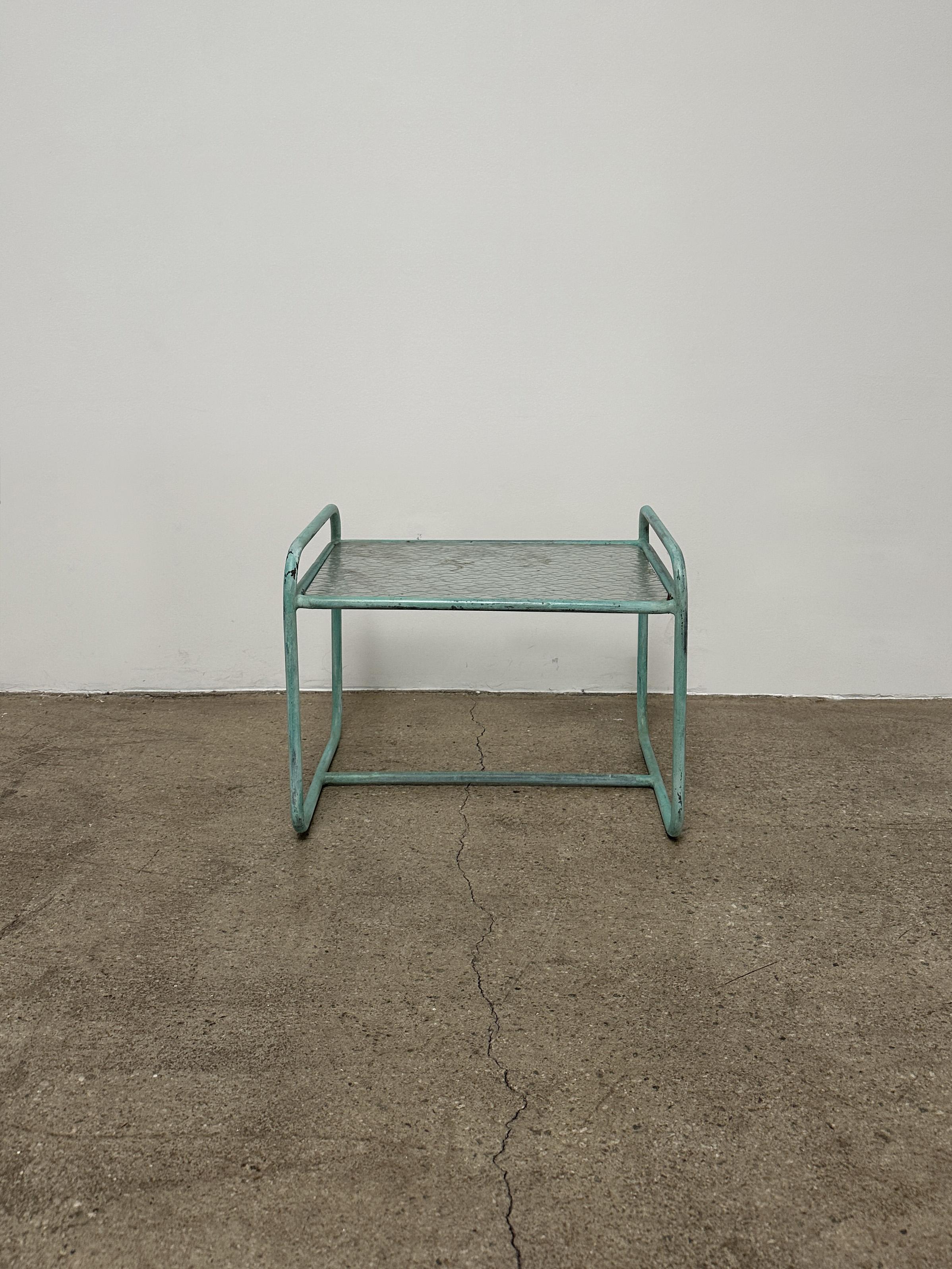 Table d'appoint pour patio conçue par Walter Design/One et produite par Brown Jordan. Piétement de table en bronze avec plateau en verre martelé. Convient à une utilisation en extérieur. 

1950s 
