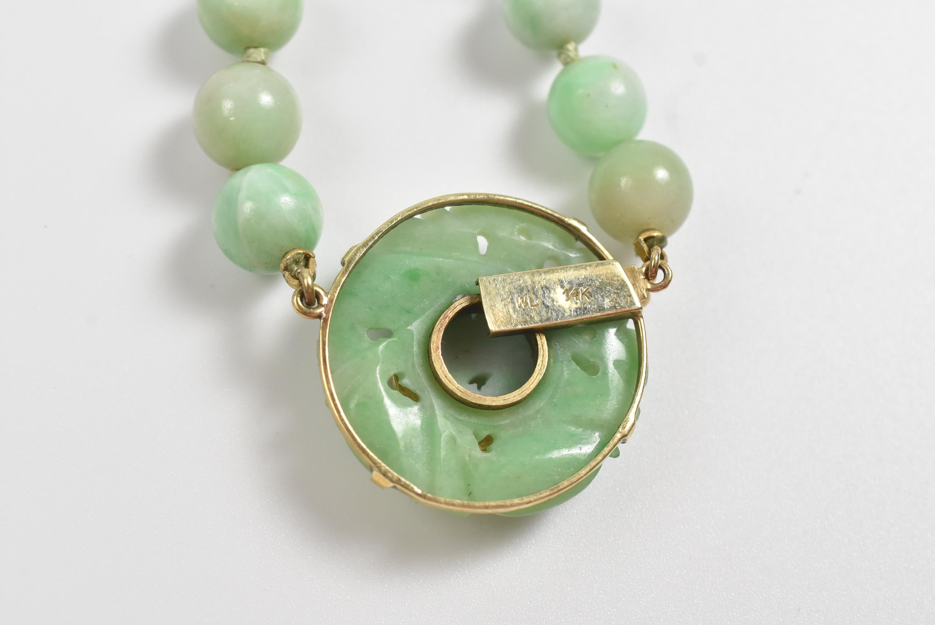 Hand-Carved Walter Lampl Carved Jade Necklace 14-Karat Gold Setting, circa 1920s