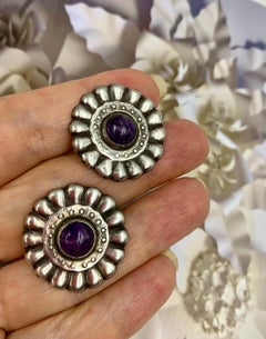 Orecchini in argento sterling con ametista cabochon in stile modernista messicano di Walter Lampl