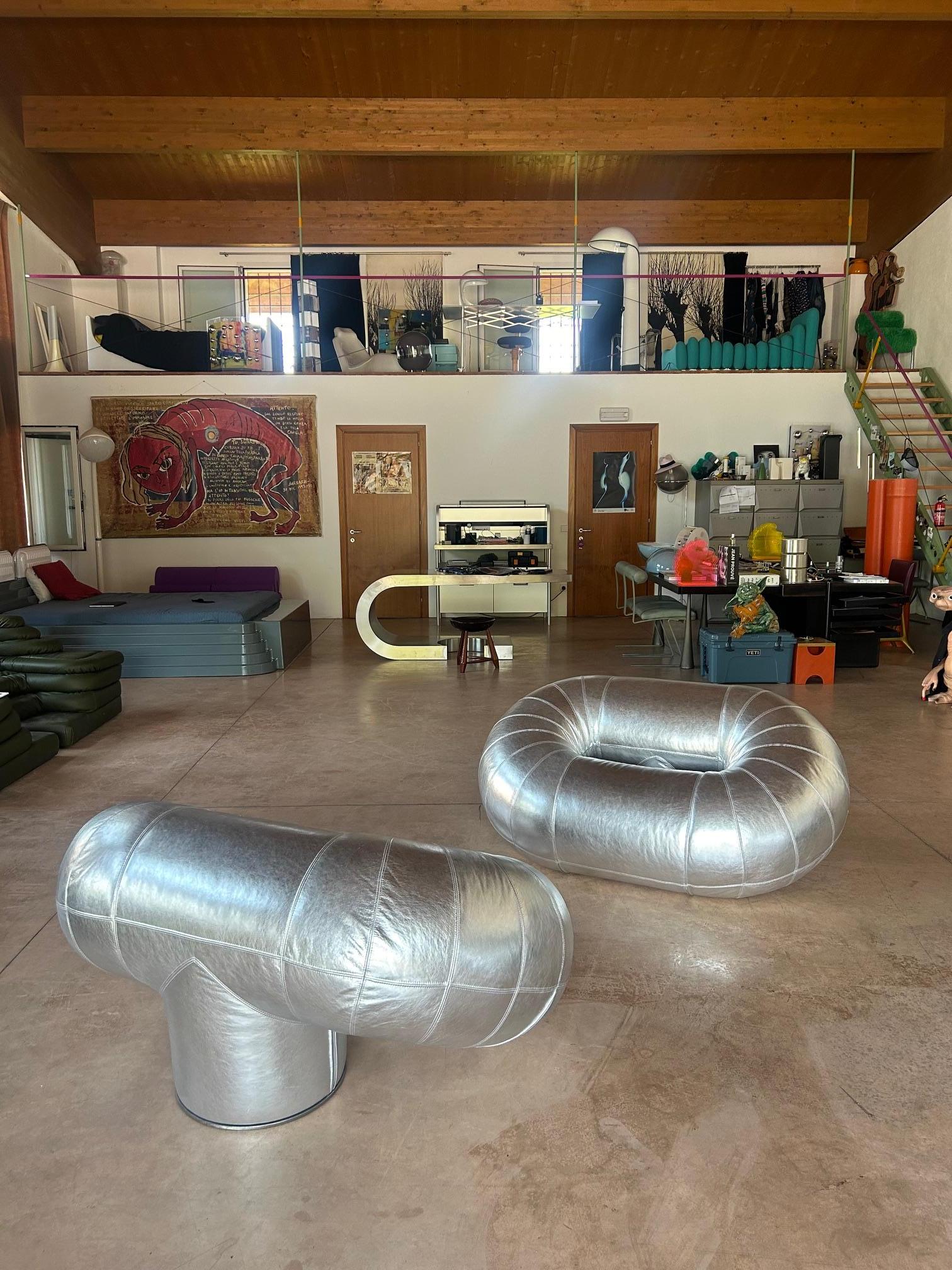 Très rares fauteuils Zeppelin conçus par Walter Leeman dans les années 70 pour Velda. Grâce à ses dimensions monumentales et à sa structure tubulaire sans soudure, cette chaise est sculpturale et s'impose dans n'importe quel environnement. Le
