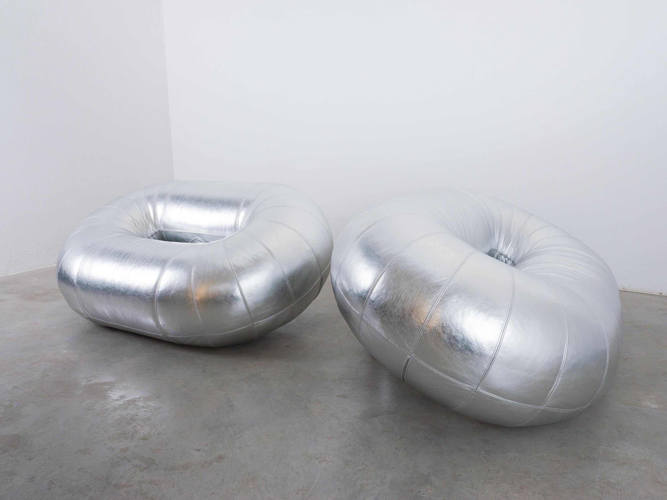 Walter Leeman Zeppelin Armchairs for Velda Silver Leather, 1970 In Good Condition For Sale In Vienna, AT
